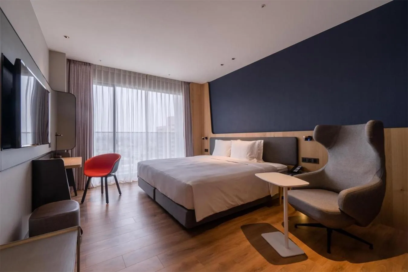 Photo of the whole room, Bed in Holiday Inn Express Chiayi by IHG