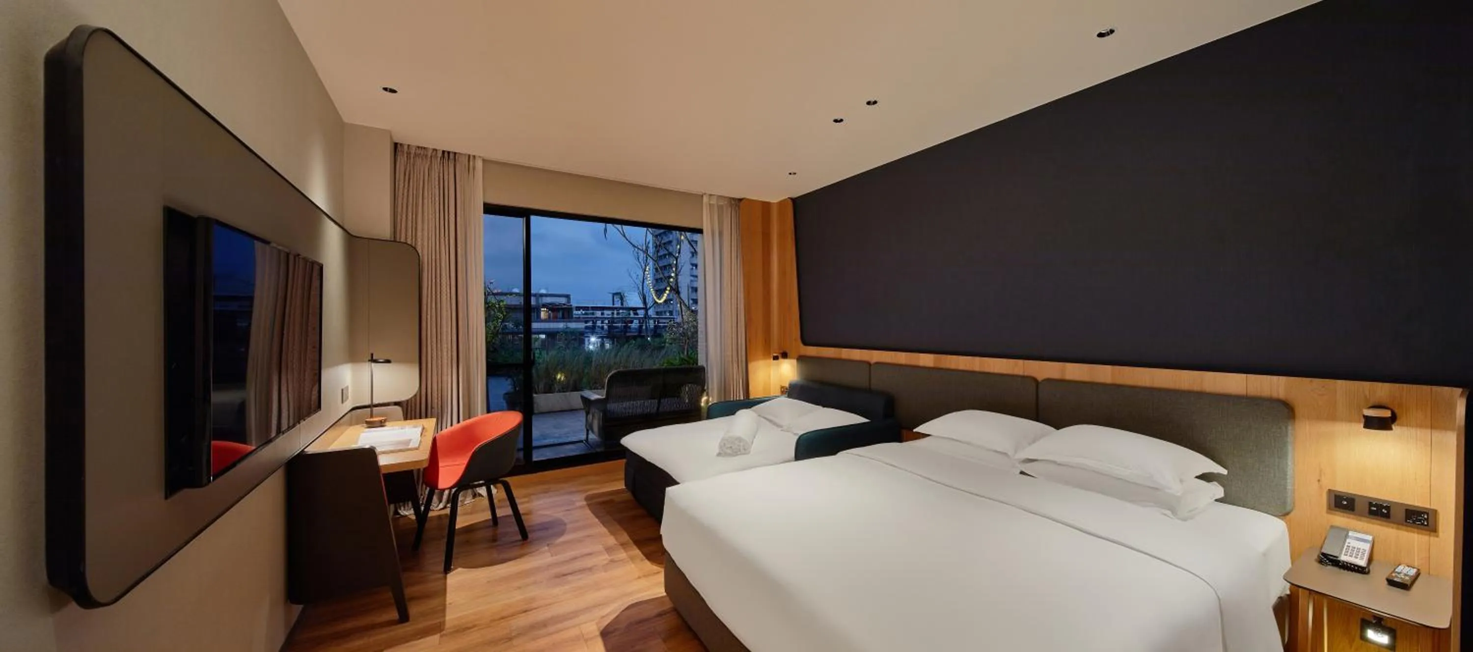 Photo of the whole room, Bed in Holiday Inn Express Chiayi by IHG
