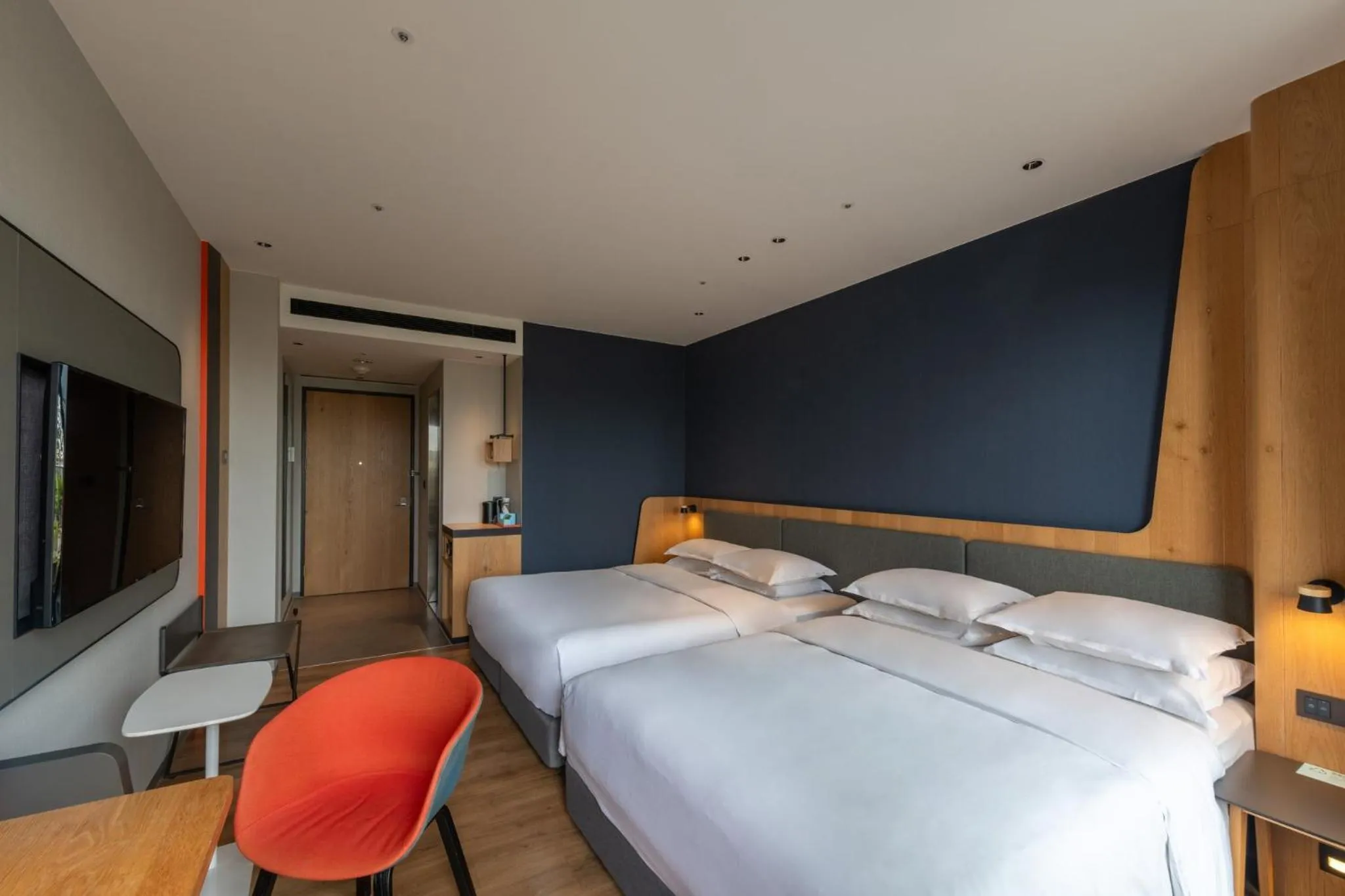 Photo of the whole room, Bed in Holiday Inn Express Chiayi by IHG