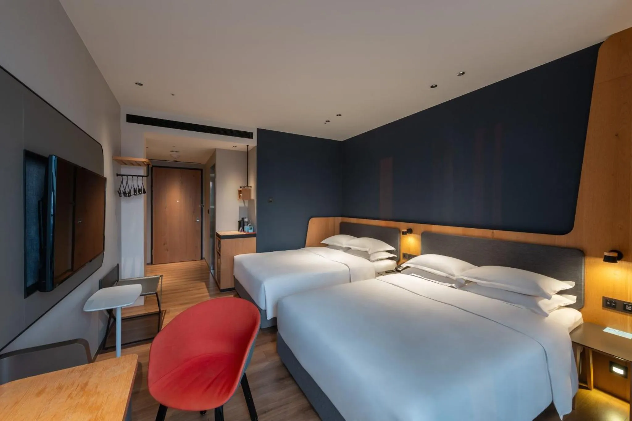 Photo of the whole room, Bed in Holiday Inn Express Chiayi by IHG