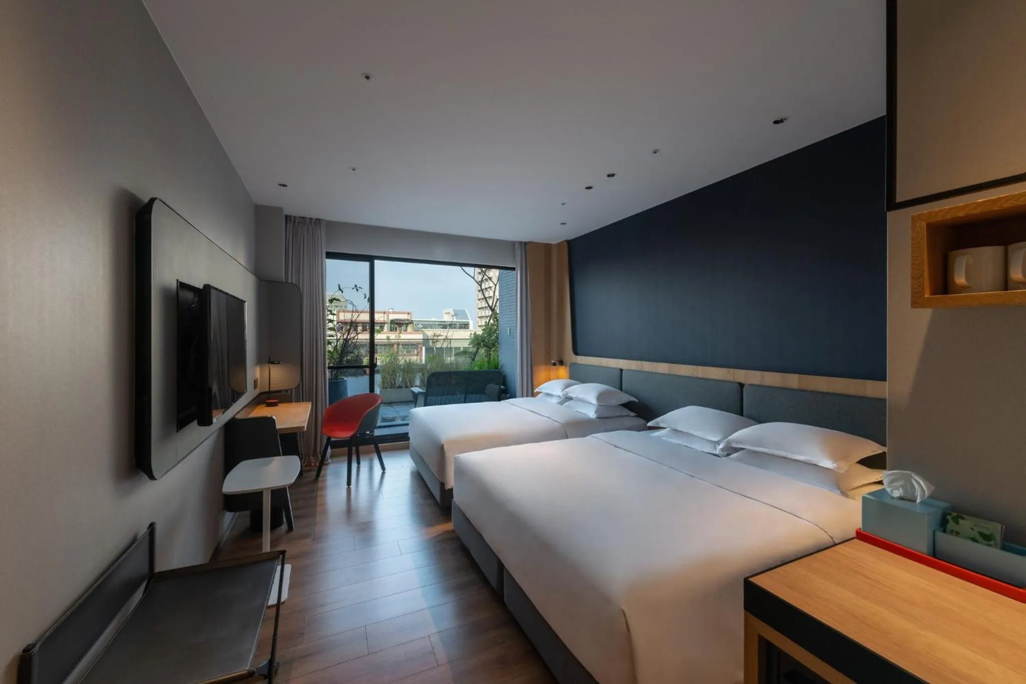 Photo of the whole room, Bed in Holiday Inn Express Chiayi by IHG