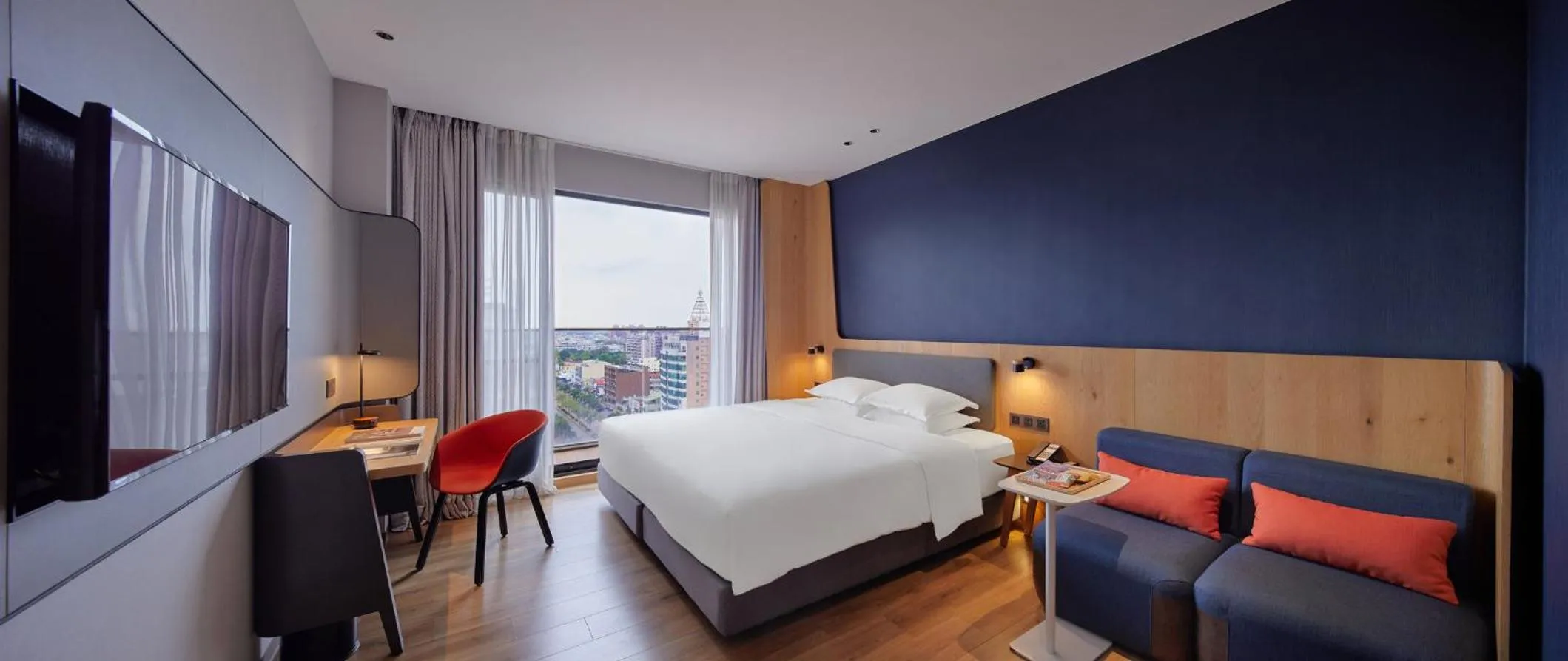 Photo of the whole room, Bed in Holiday Inn Express Chiayi by IHG