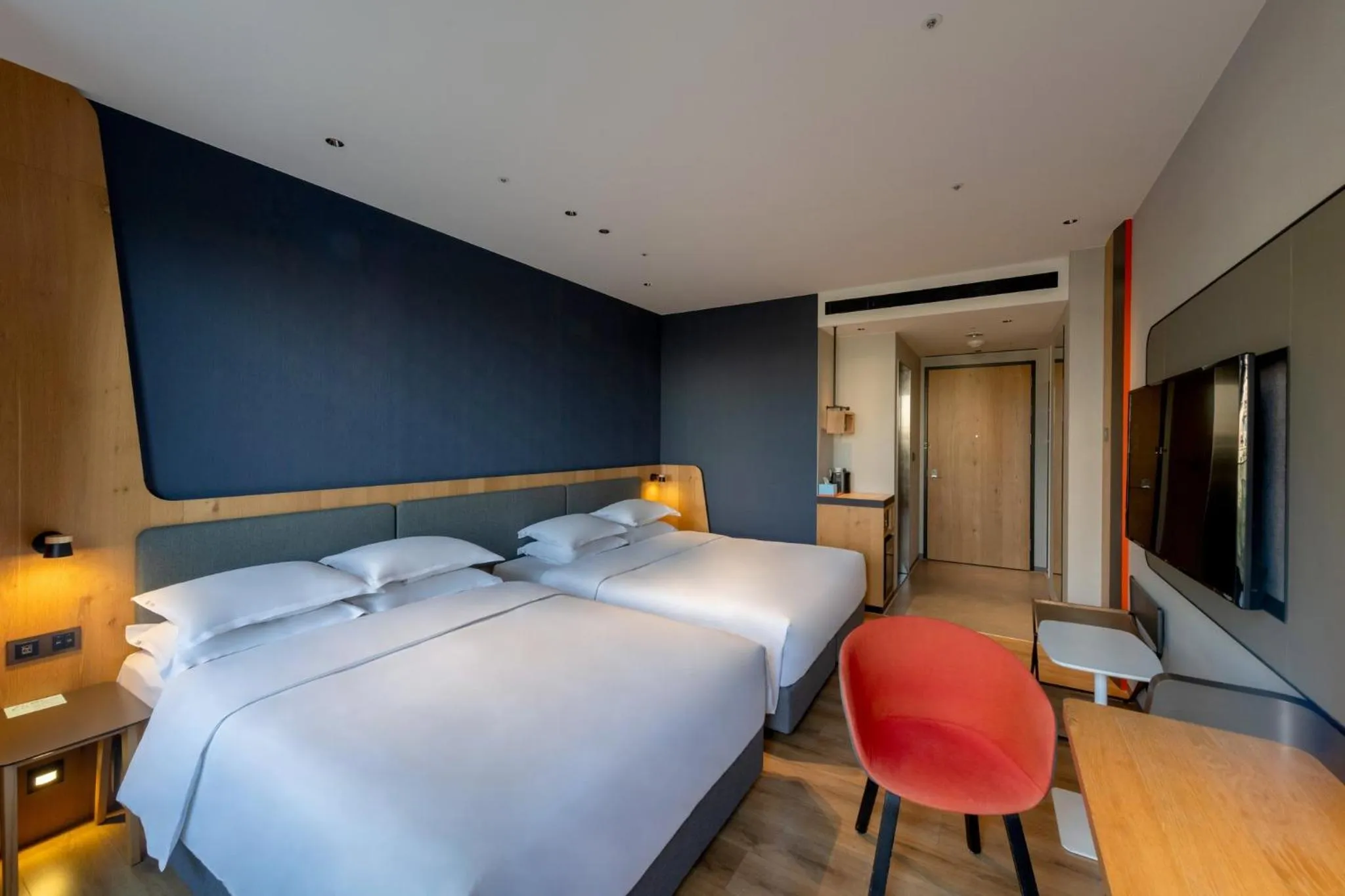 Photo of the whole room, Bed in Holiday Inn Express Chiayi by IHG