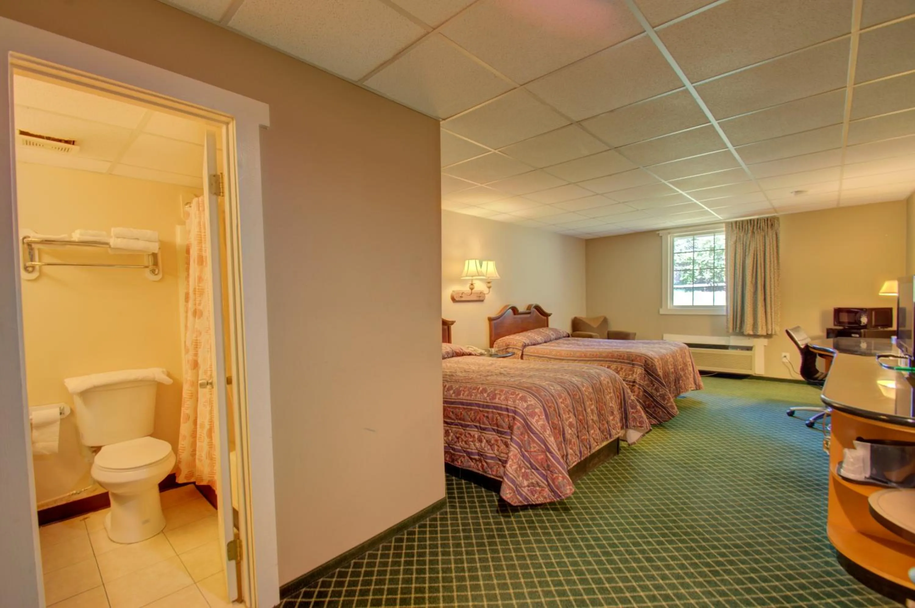 Photo of the whole room, Bed in Village Inn Annapolis MD