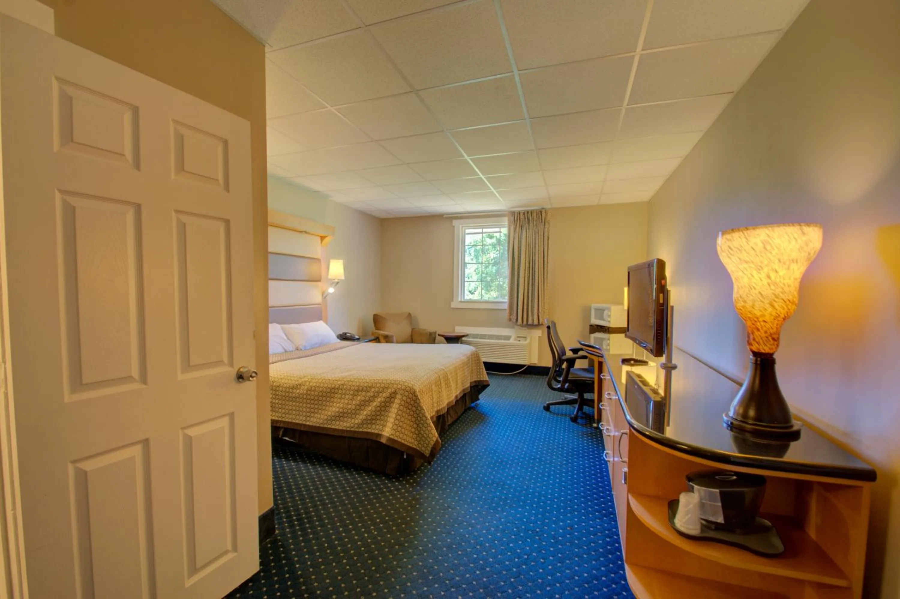 Photo of the whole room, Bed in Village Inn Annapolis MD