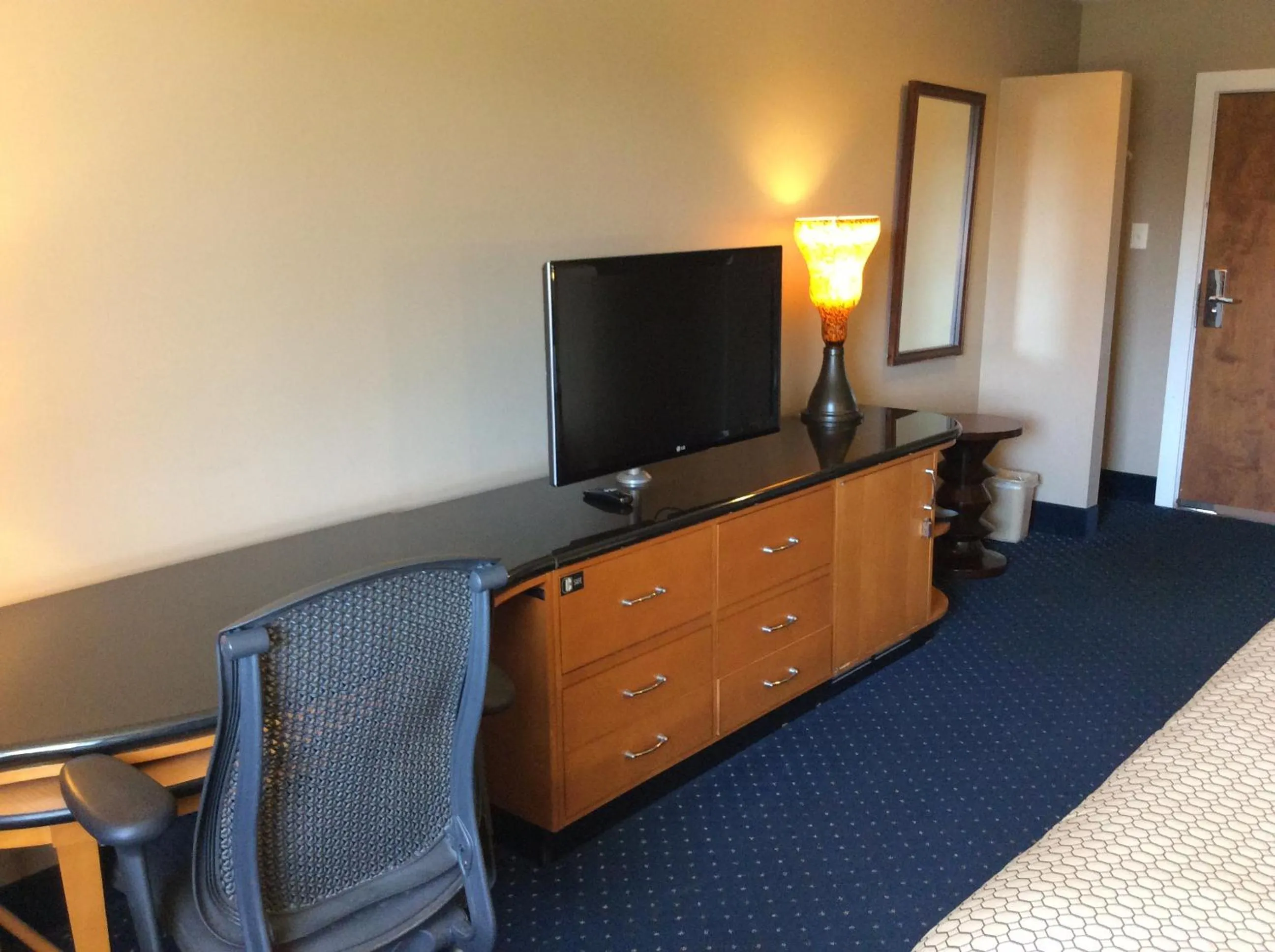 TV and multimedia in Village Inn Annapolis MD