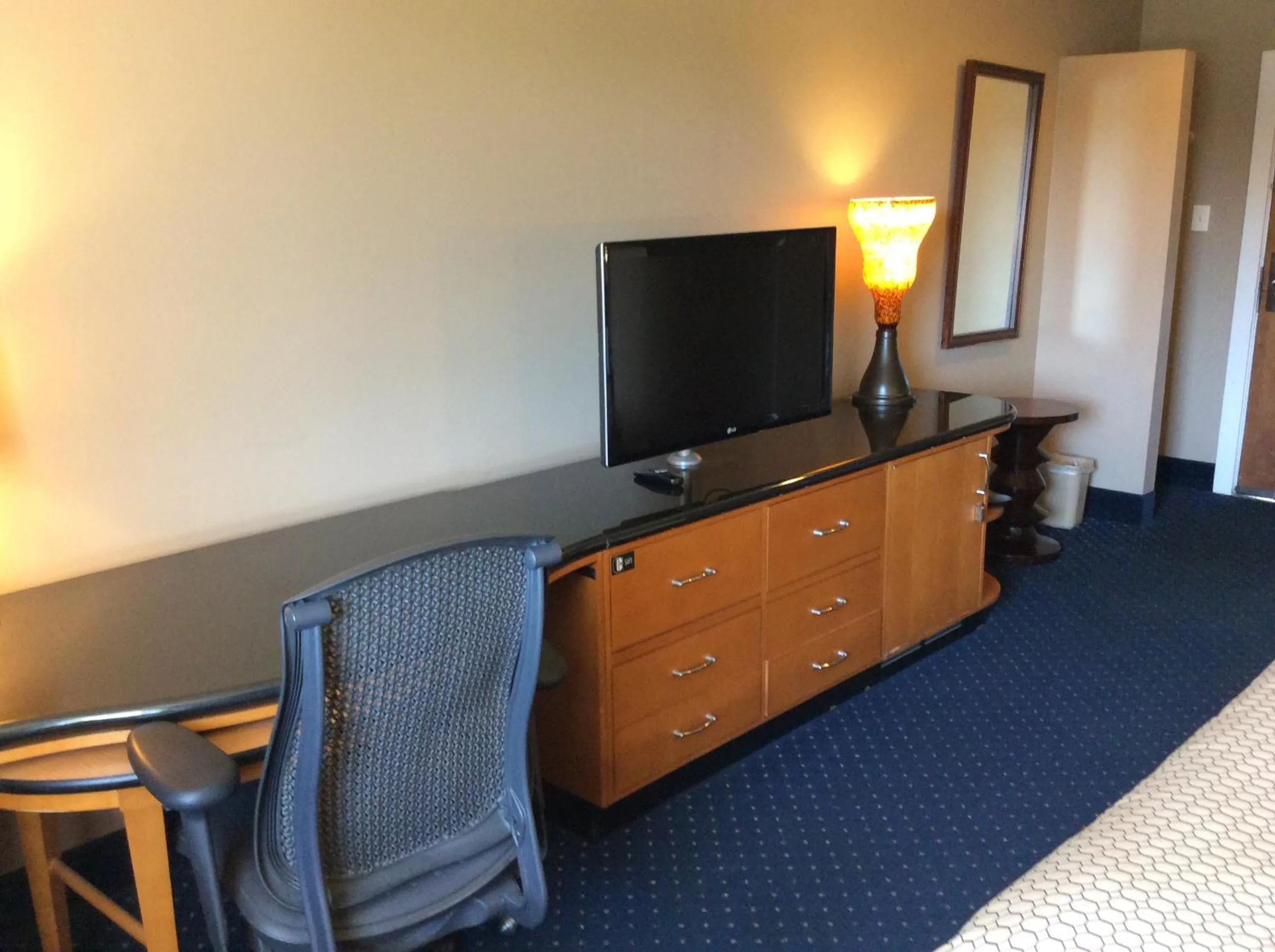 TV and multimedia in Village Inn Annapolis MD