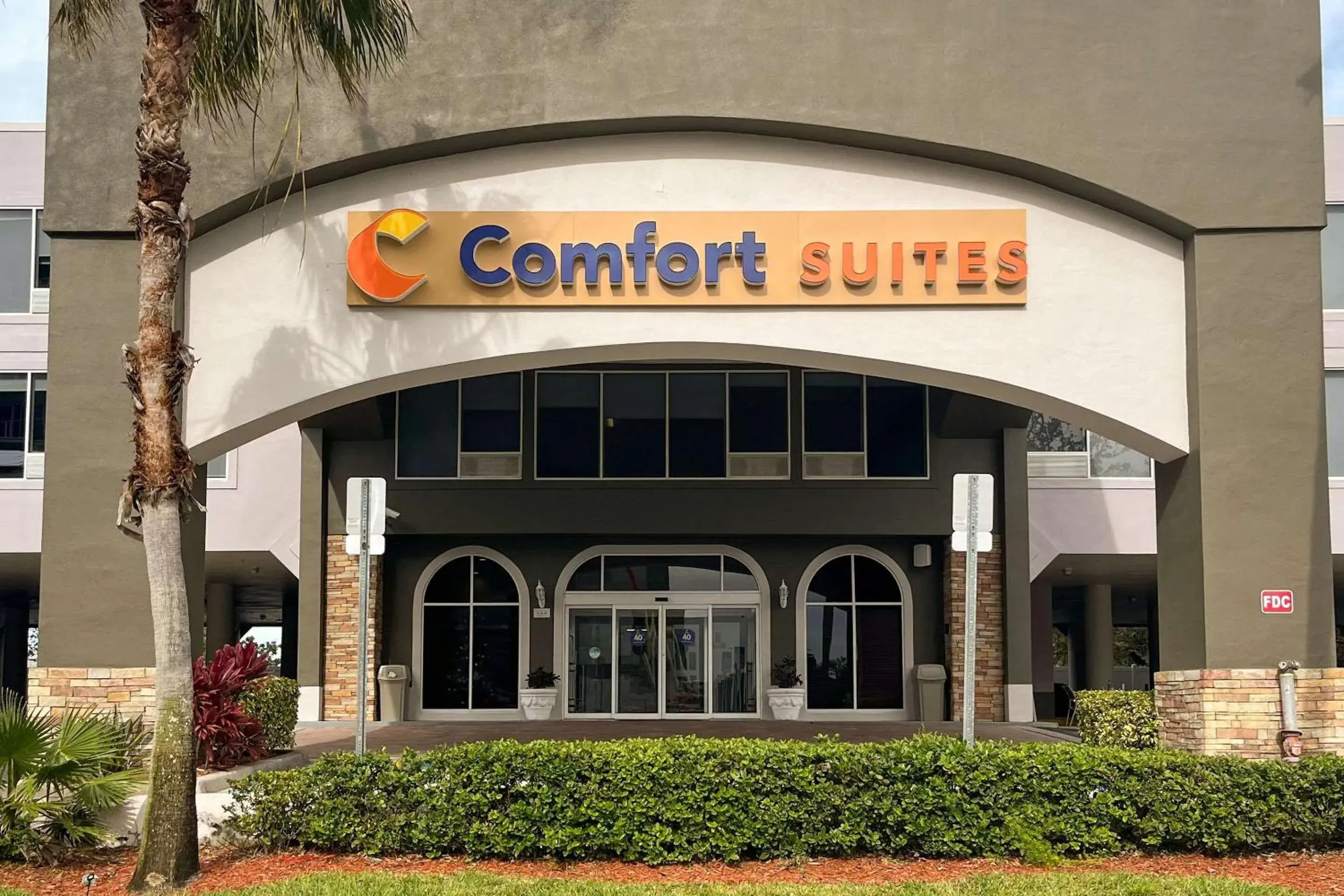Property building in Comfort Suites Clearwater - Dunedin Property building in Comfort Suites Clearwater - Dunedin