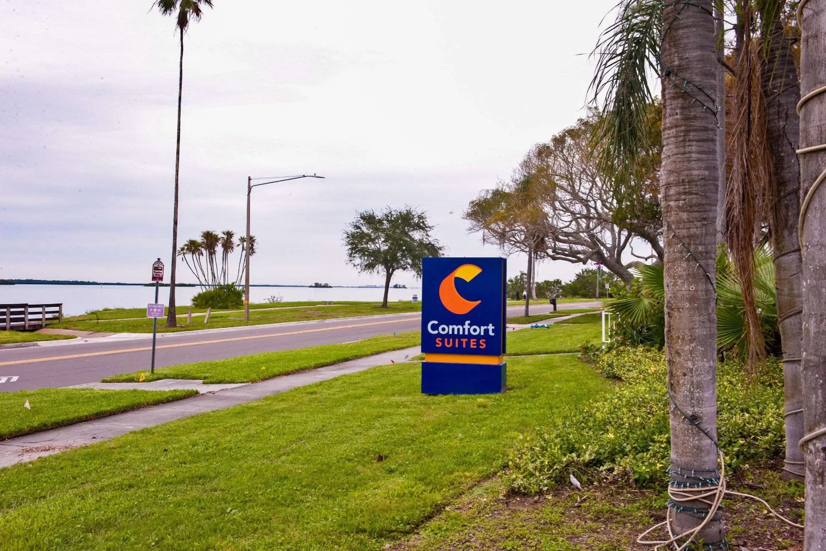 Property building in Comfort Suites Clearwater - Dunedin Property building in Comfort Suites Clearwater - Dunedin