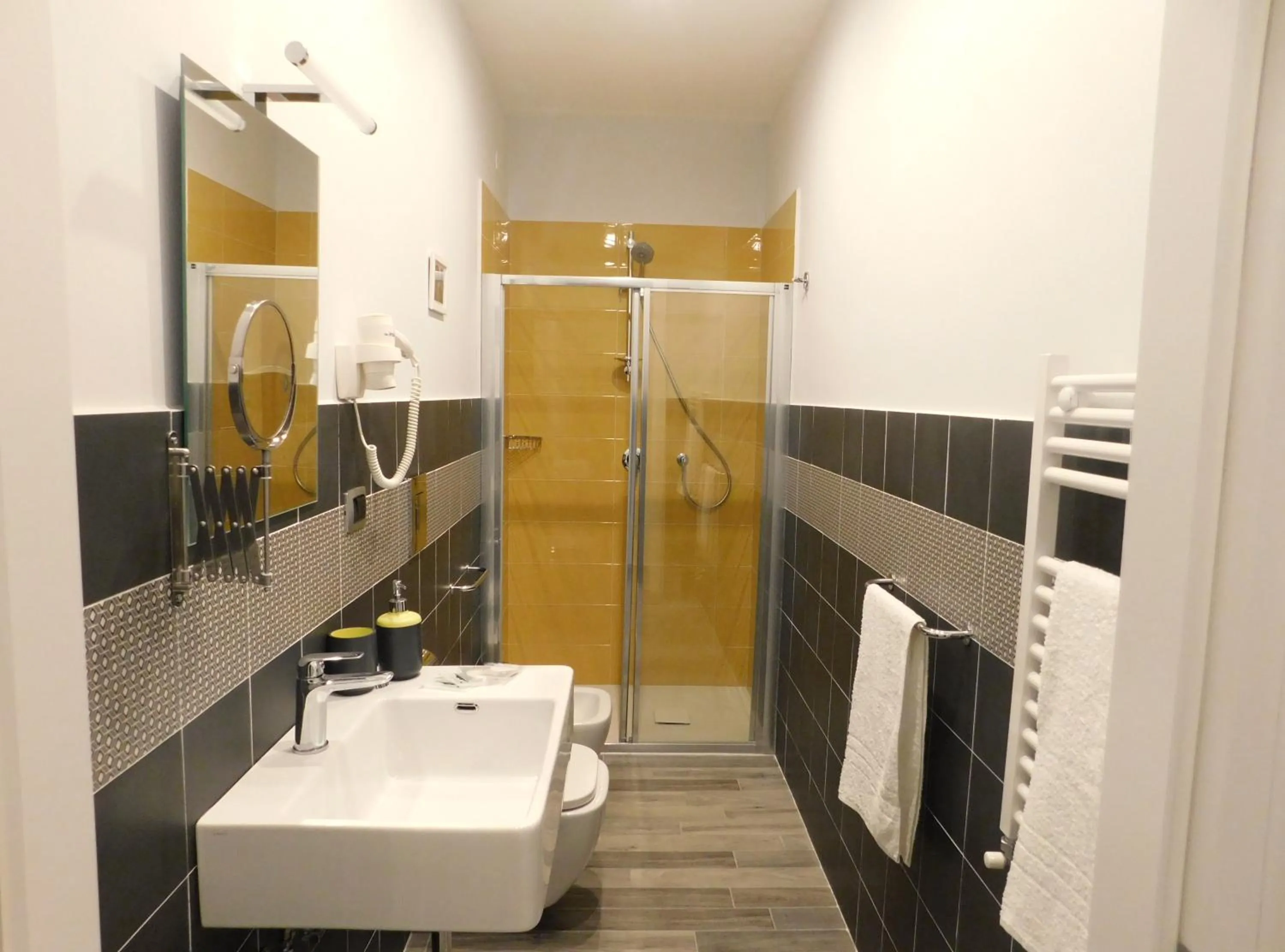 Shower in Scaramantico Rooms