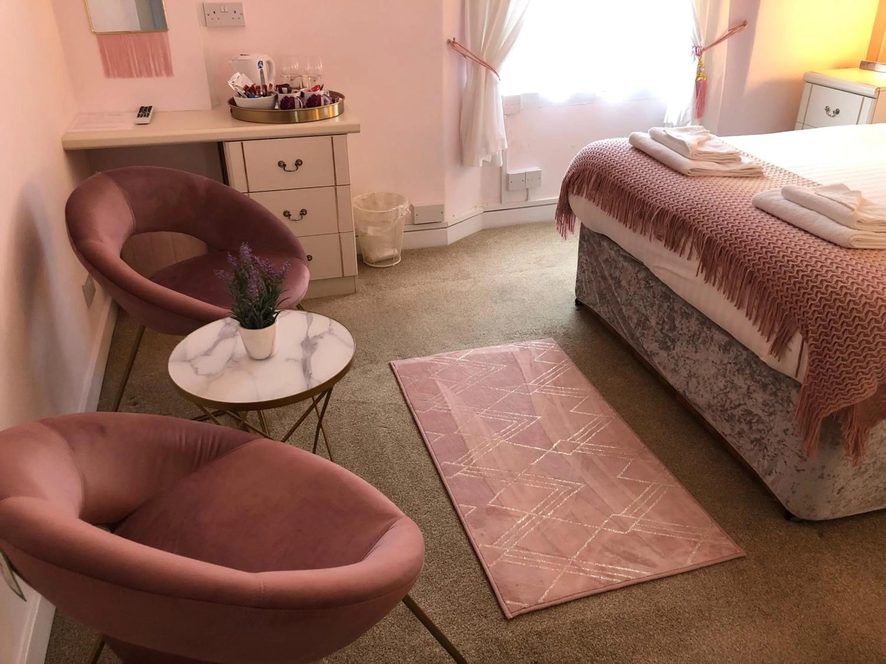 Seating area, Bed in Bella Vista Hotel