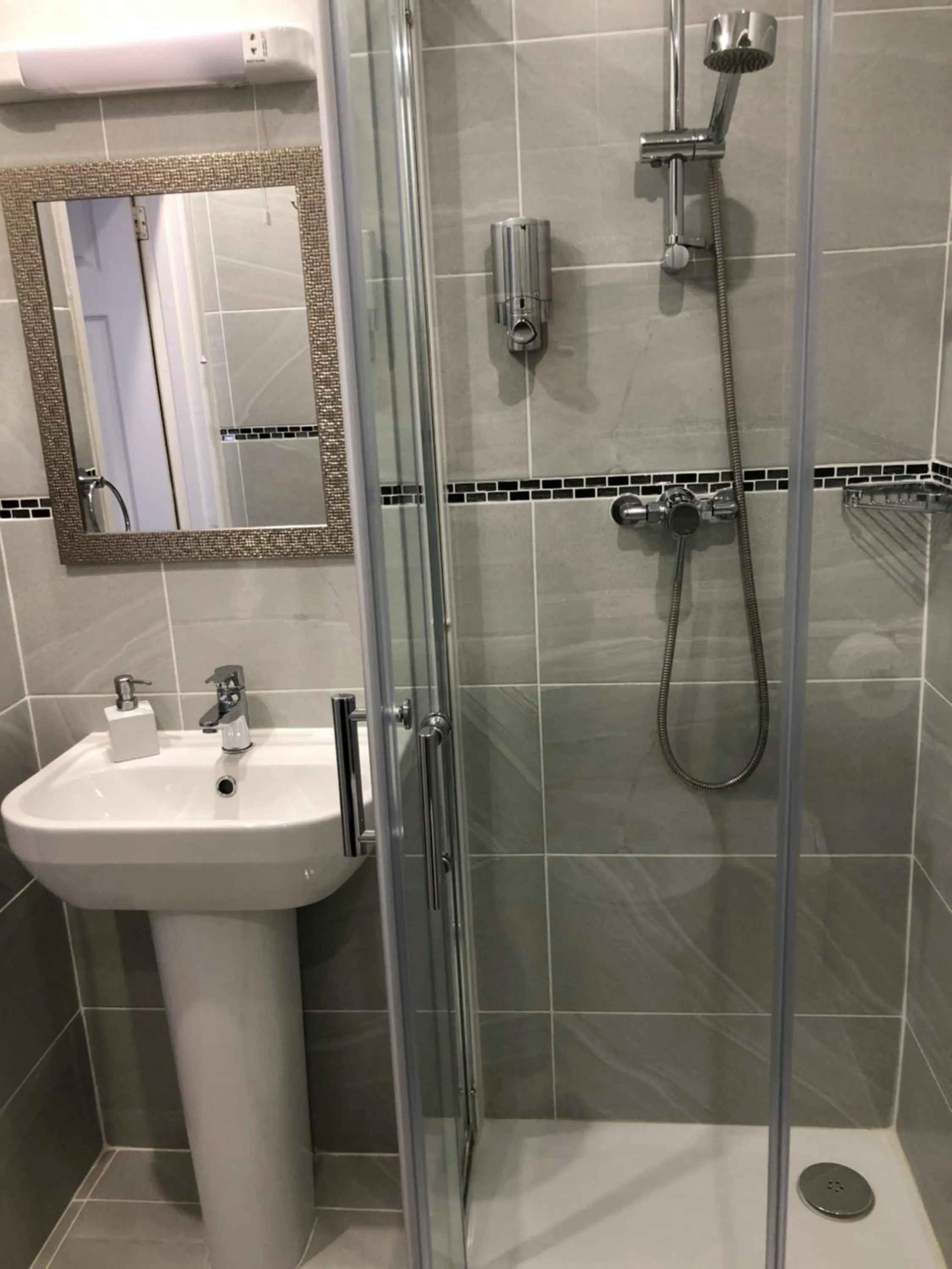 Shower in Bella Vista Hotel