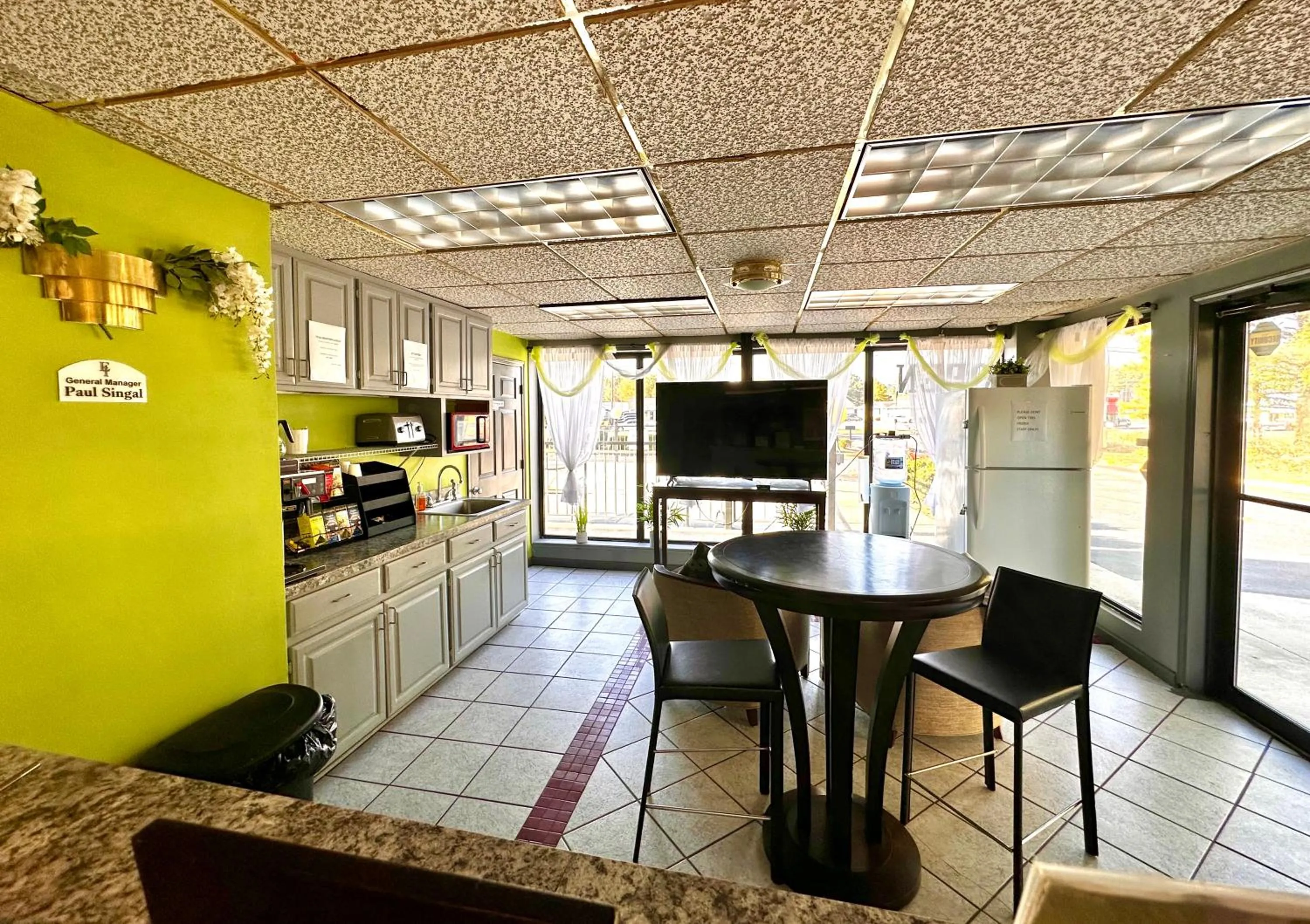 Communal lounge/ TV room in Executive Inn Chester