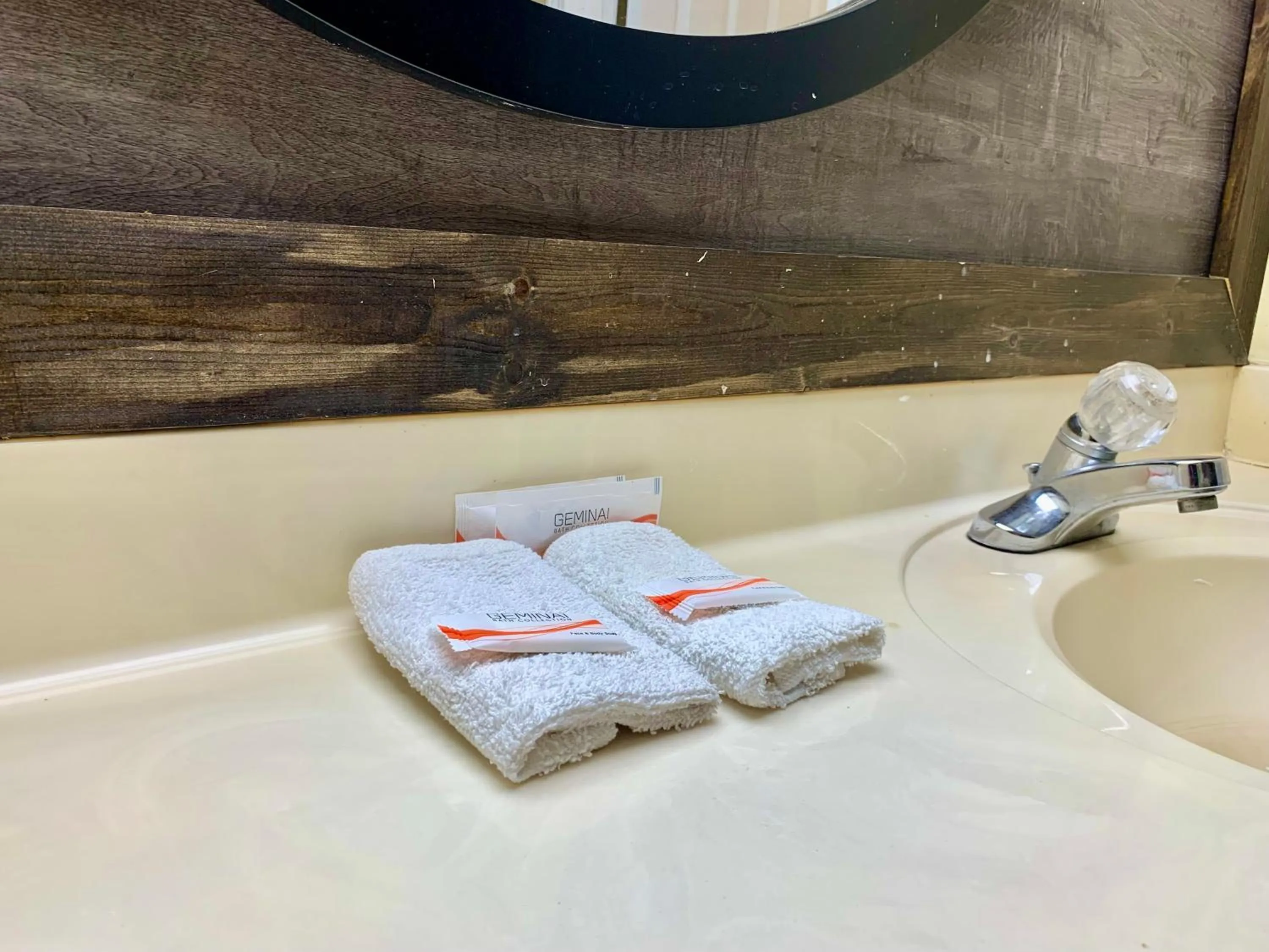 towels, Bed in Executive Inn Chester