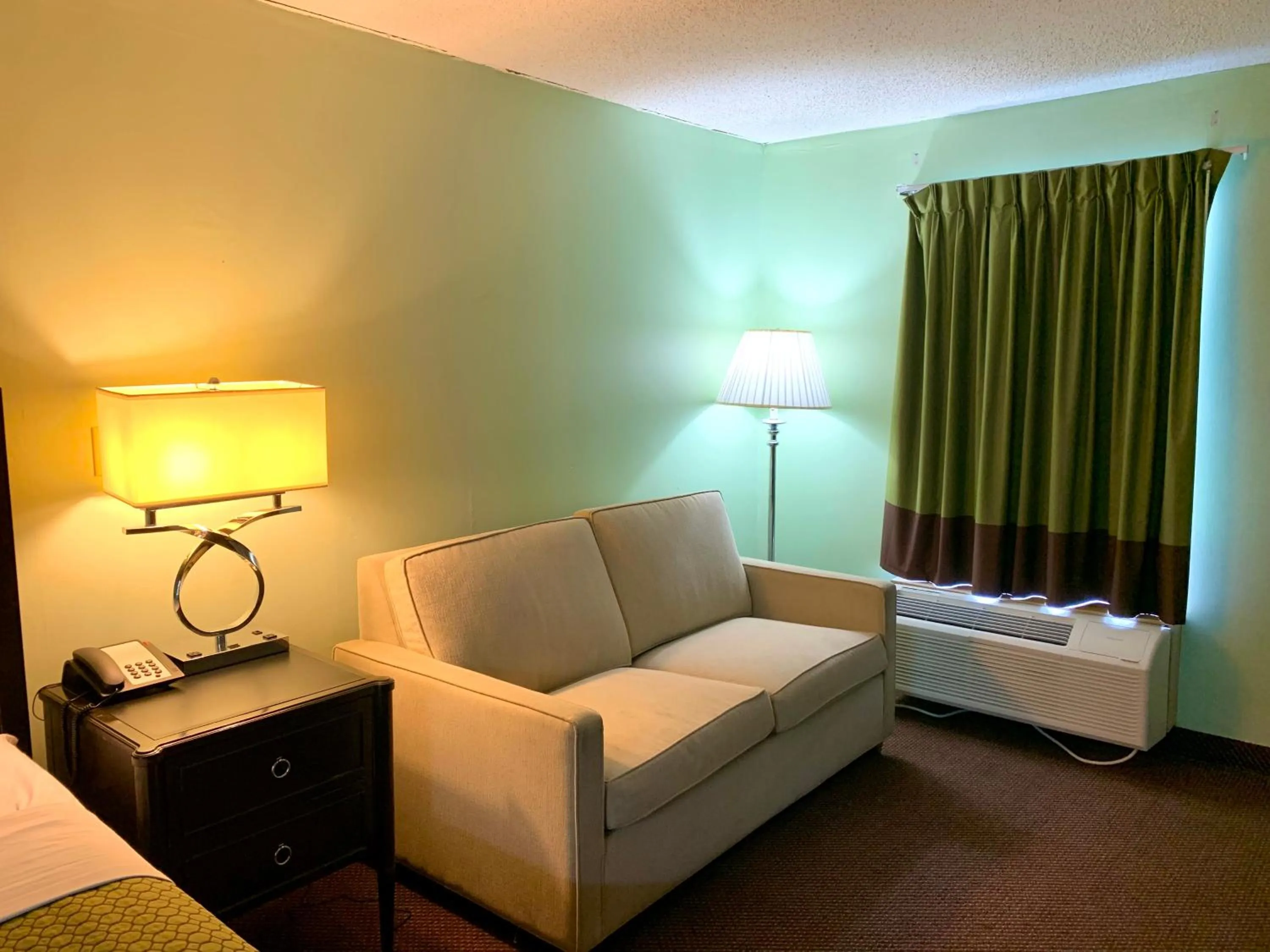 Photo of the whole room, Bed in Executive Inn Chester