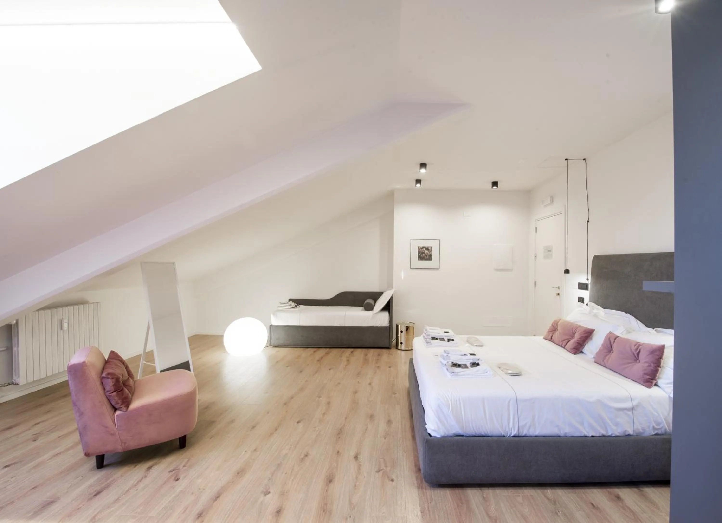 Photo of the whole room, Bed in San Carlo Suite Torino