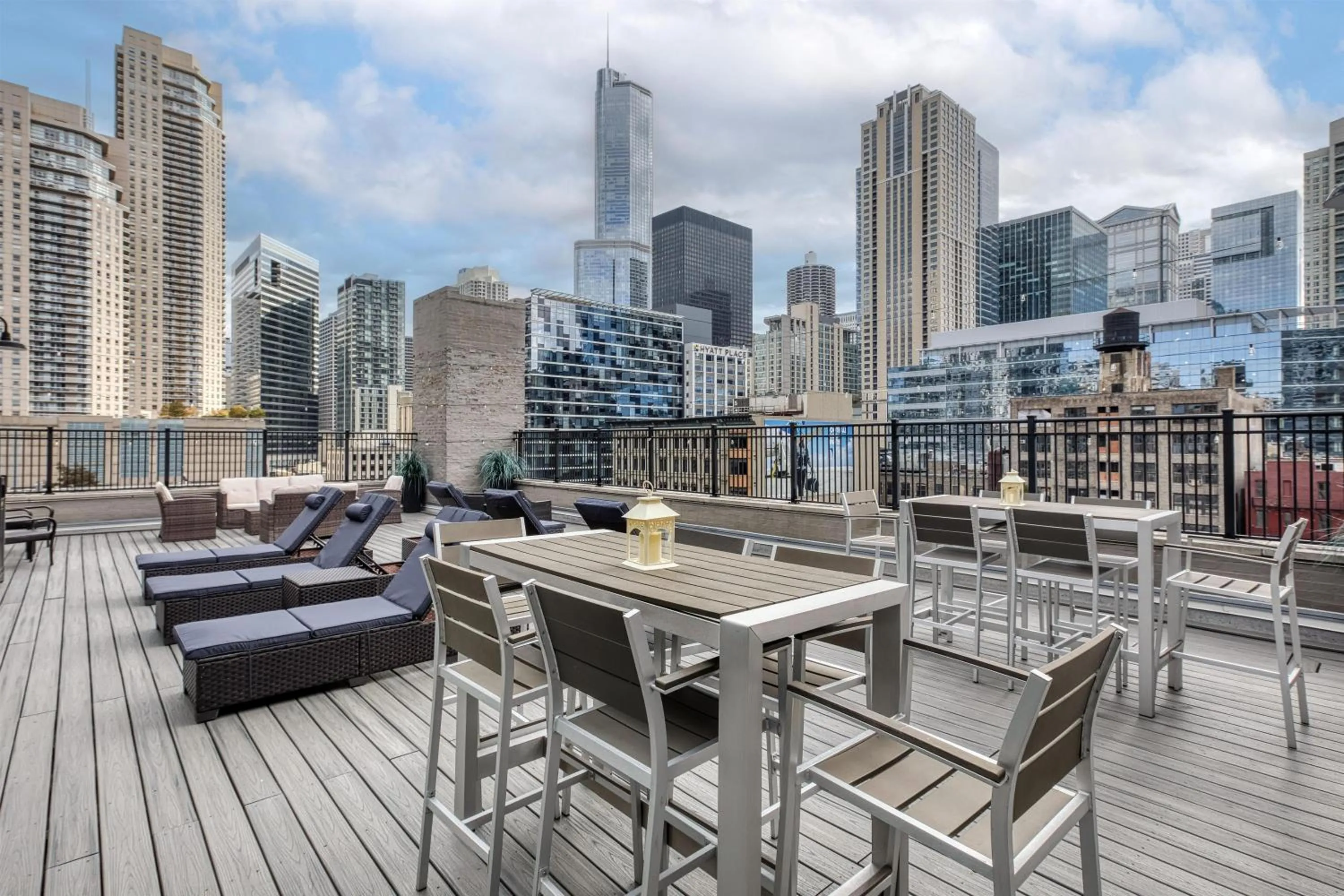 Property building in Best Western Chicago Downtown-River North