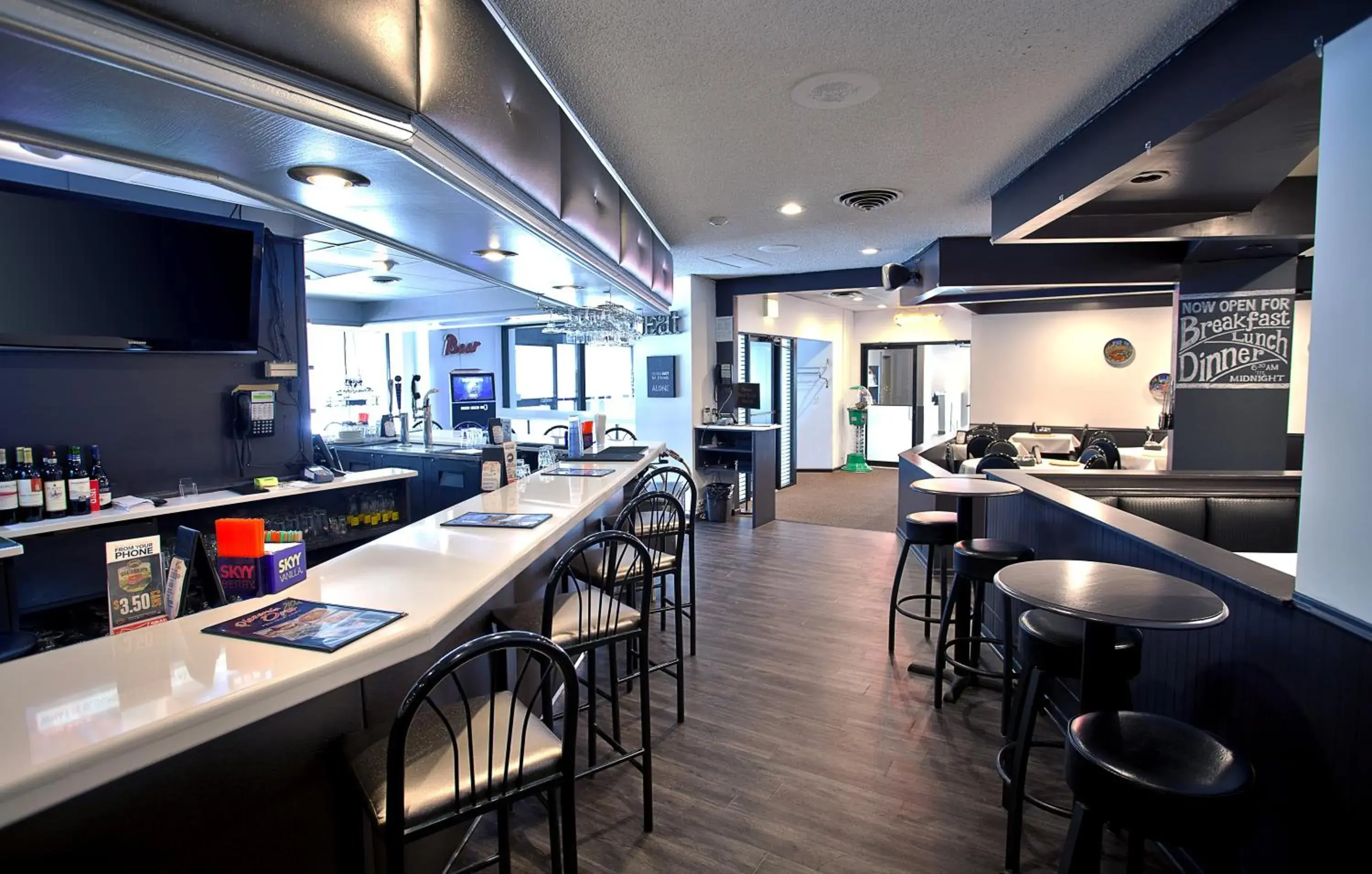 Lounge or bar in Best Western Chicago Downtown-River North Lounge or bar in Best Western Chicago Downtown-River North