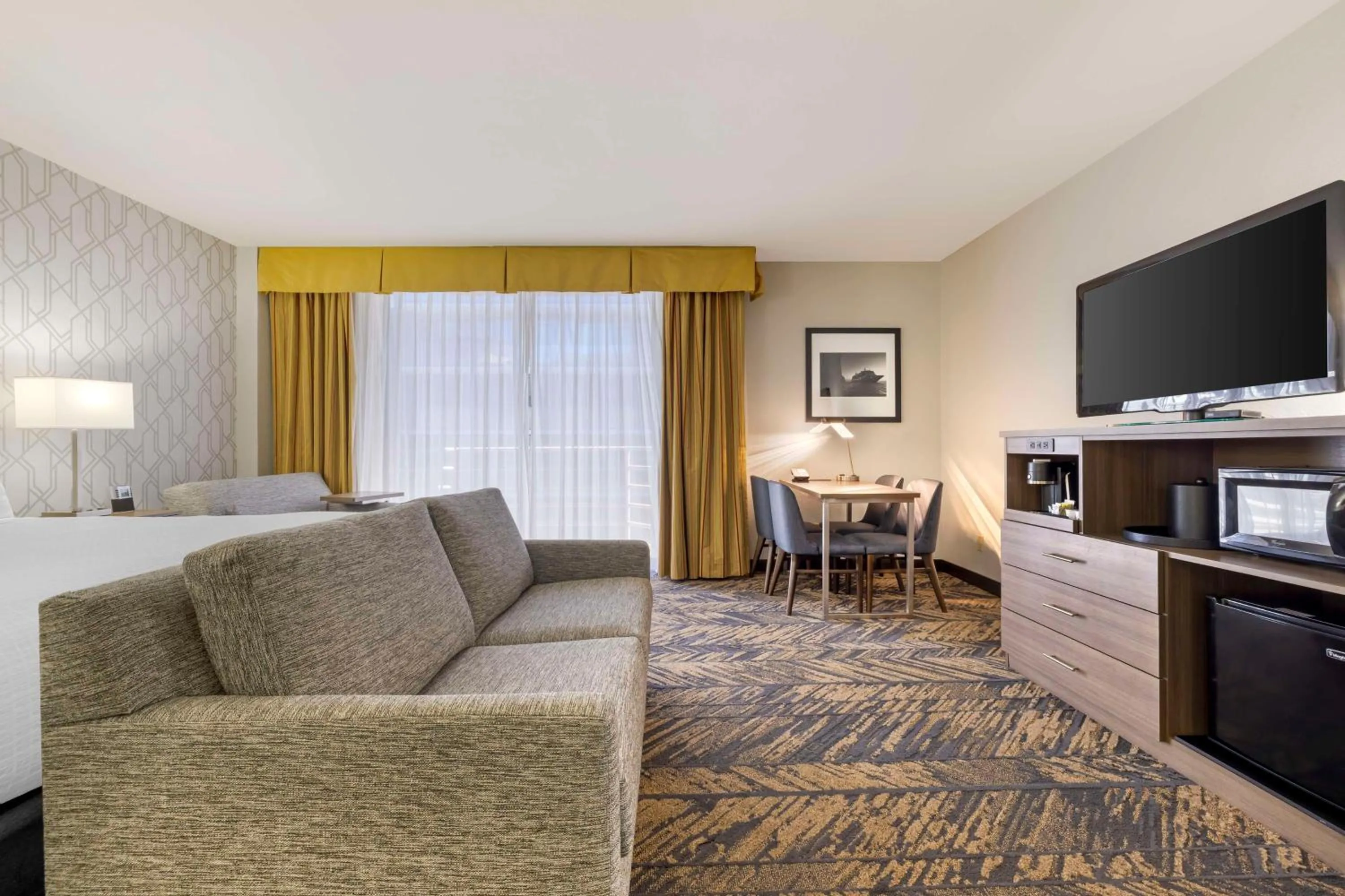 Bedroom in Best Western Plus Bayside Inn