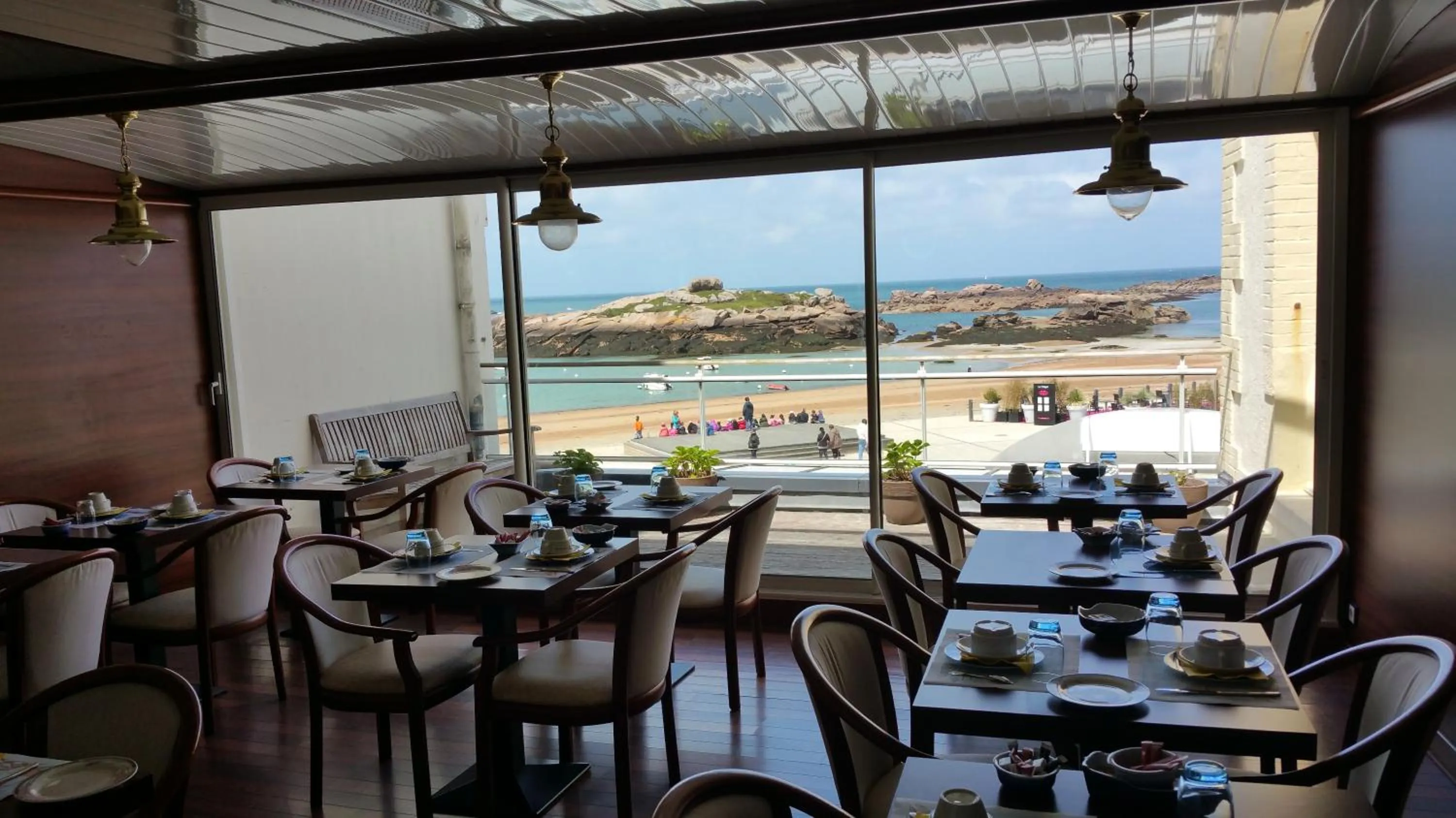 Restaurant/places to eat in Hotel De La Mer