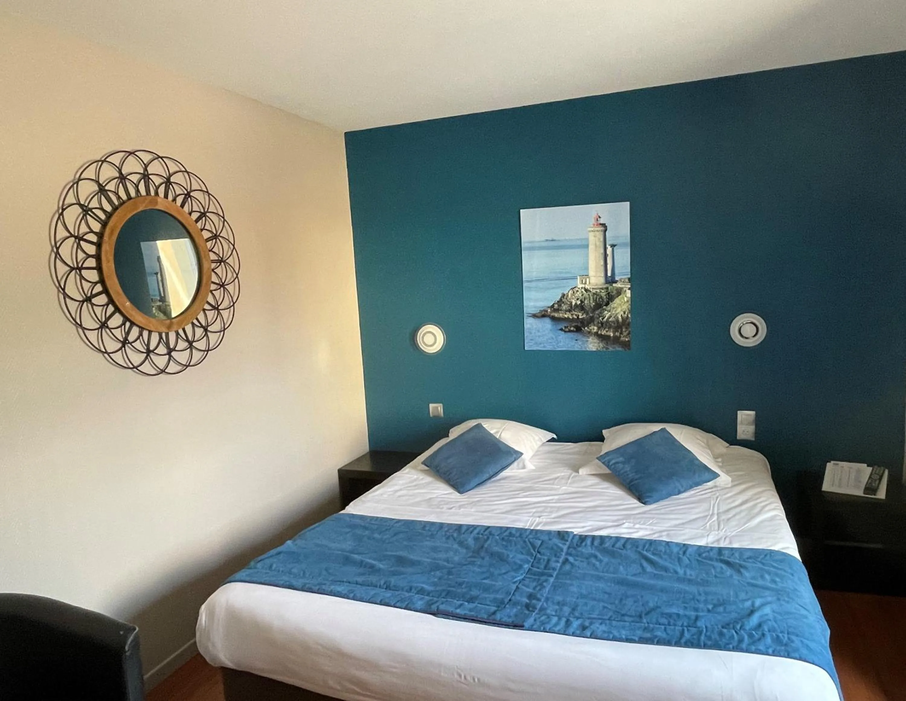 Photo of the whole room in Hotel De La Mer