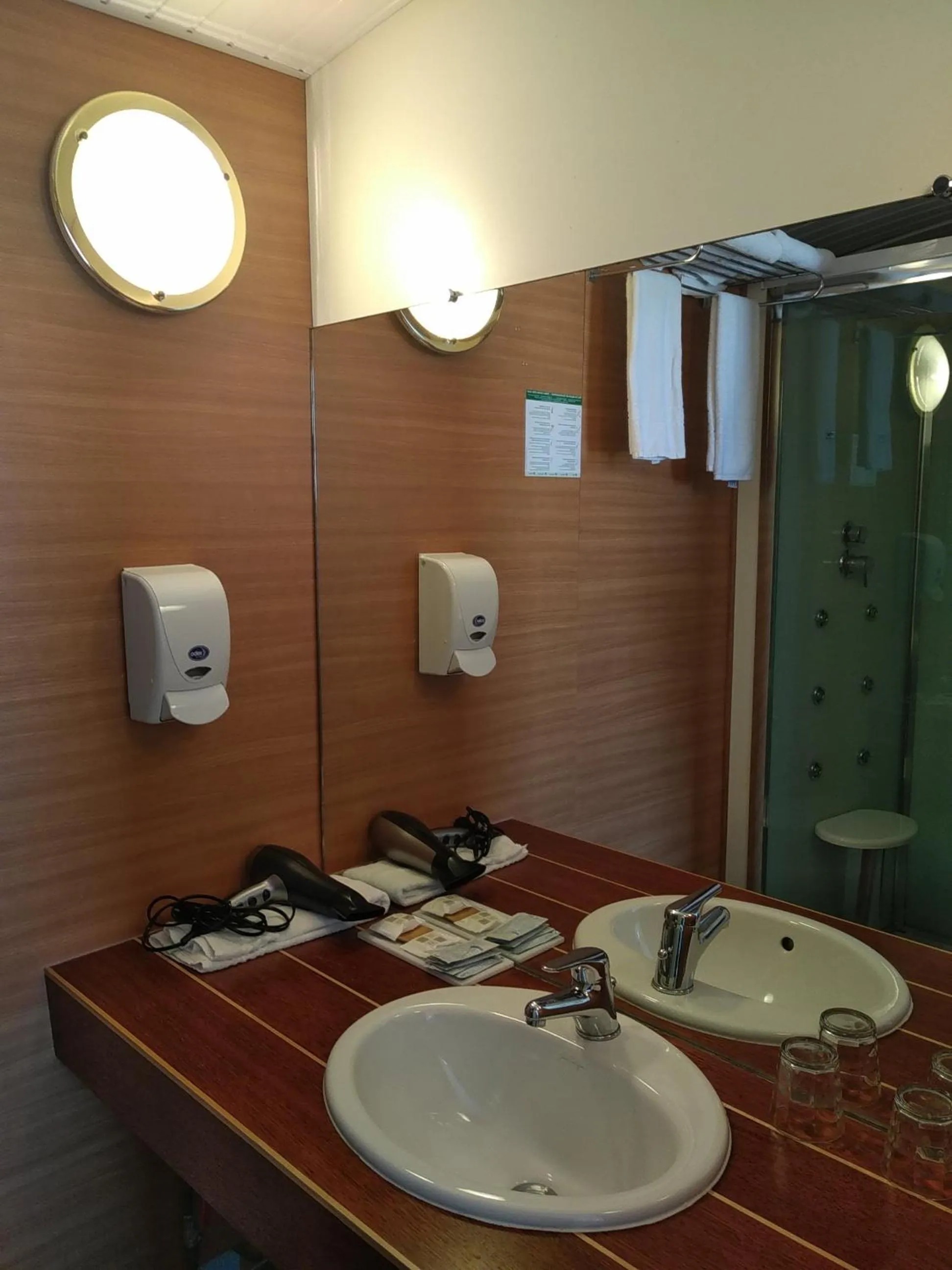 Bathroom in Hotel De La Mer