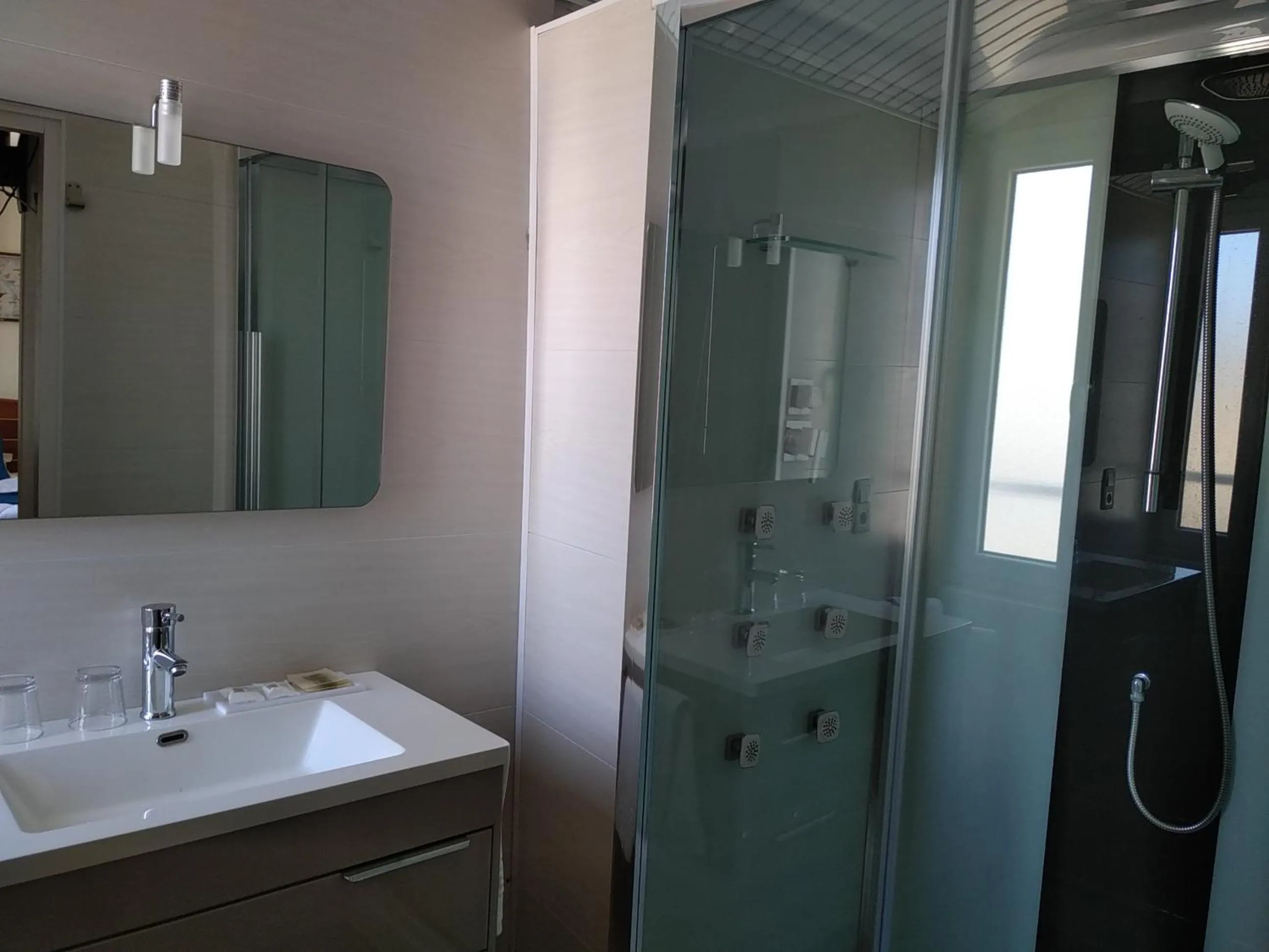 Bathroom in Hotel De La Mer