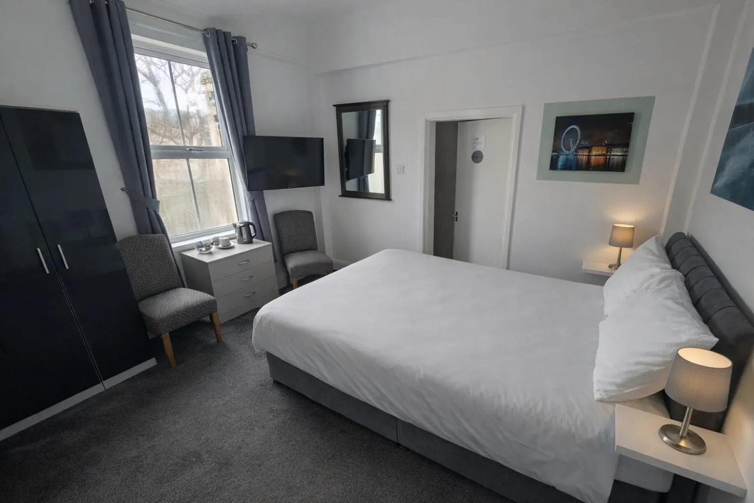 Photo of the whole room, Bed in Cecil Court Hotel