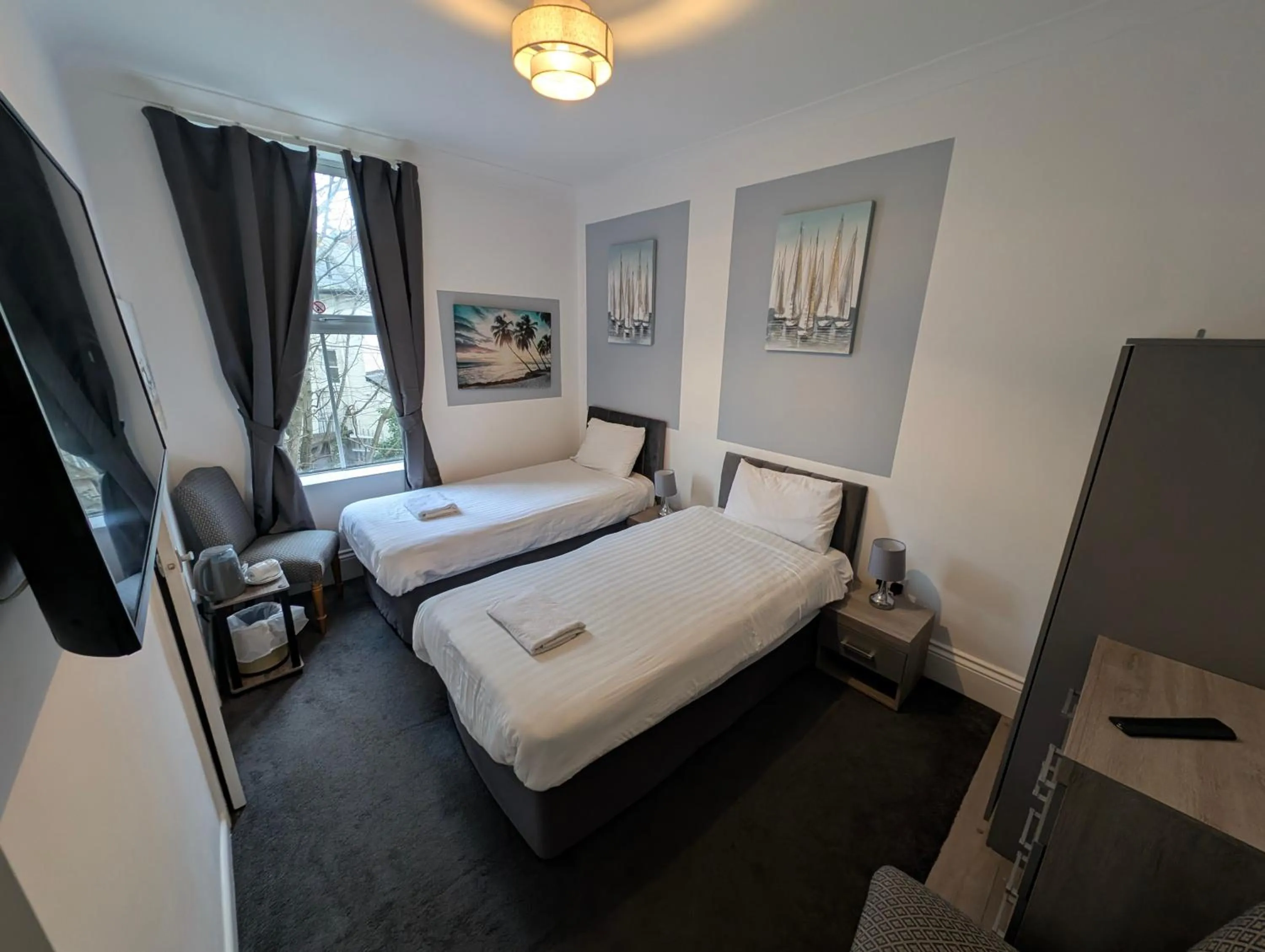 Photo of the whole room, Bed in Cecil Court Hotel