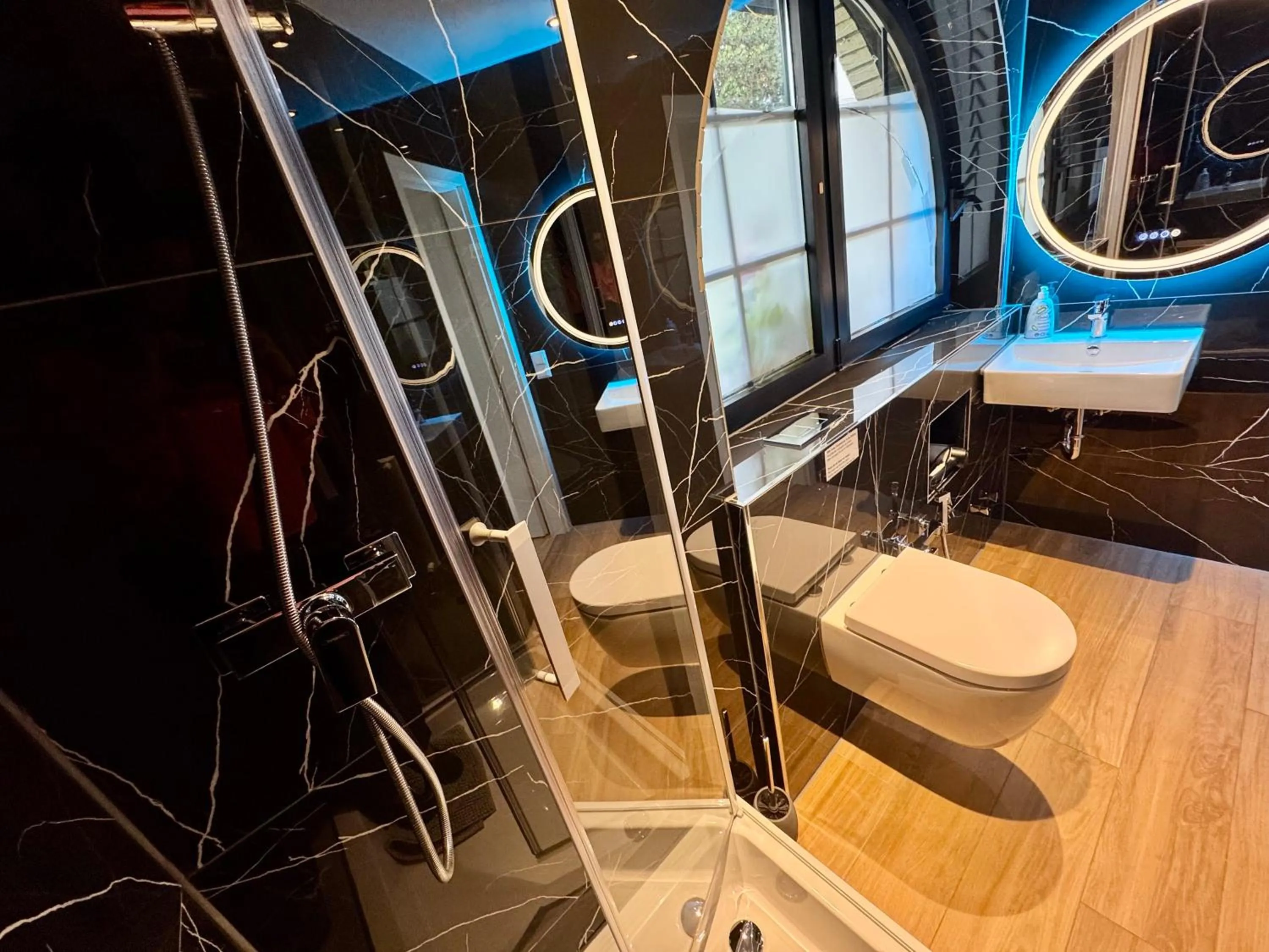 Shower in VILLA ORCHARD Frankfurt