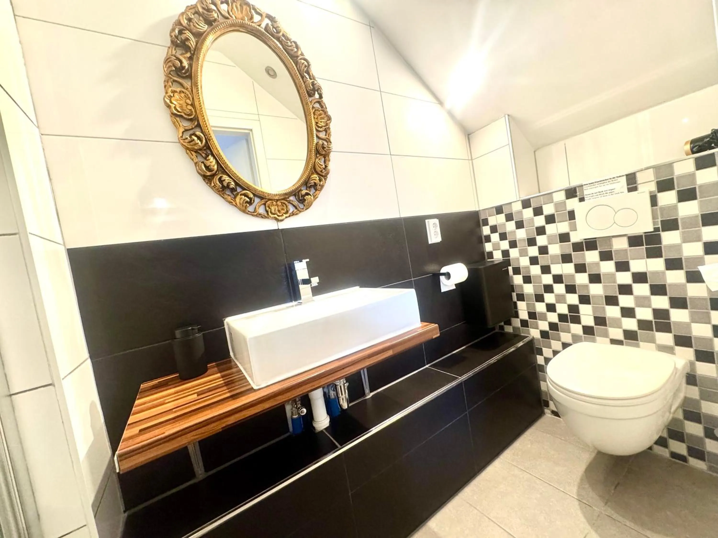 Bathroom in VILLA ORCHARD Frankfurt - Trade Fair Airport