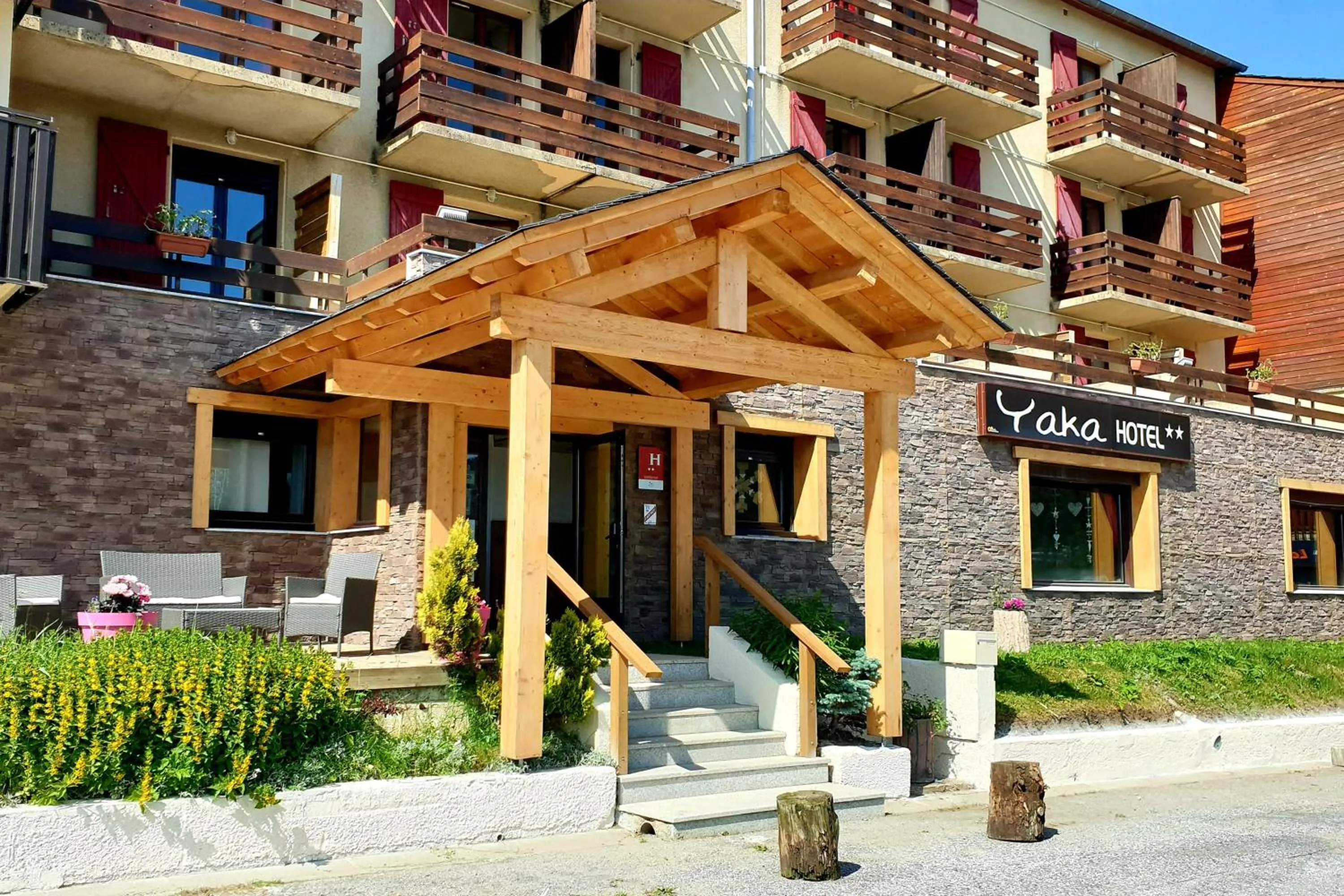 Property building in Hôtel Yaka