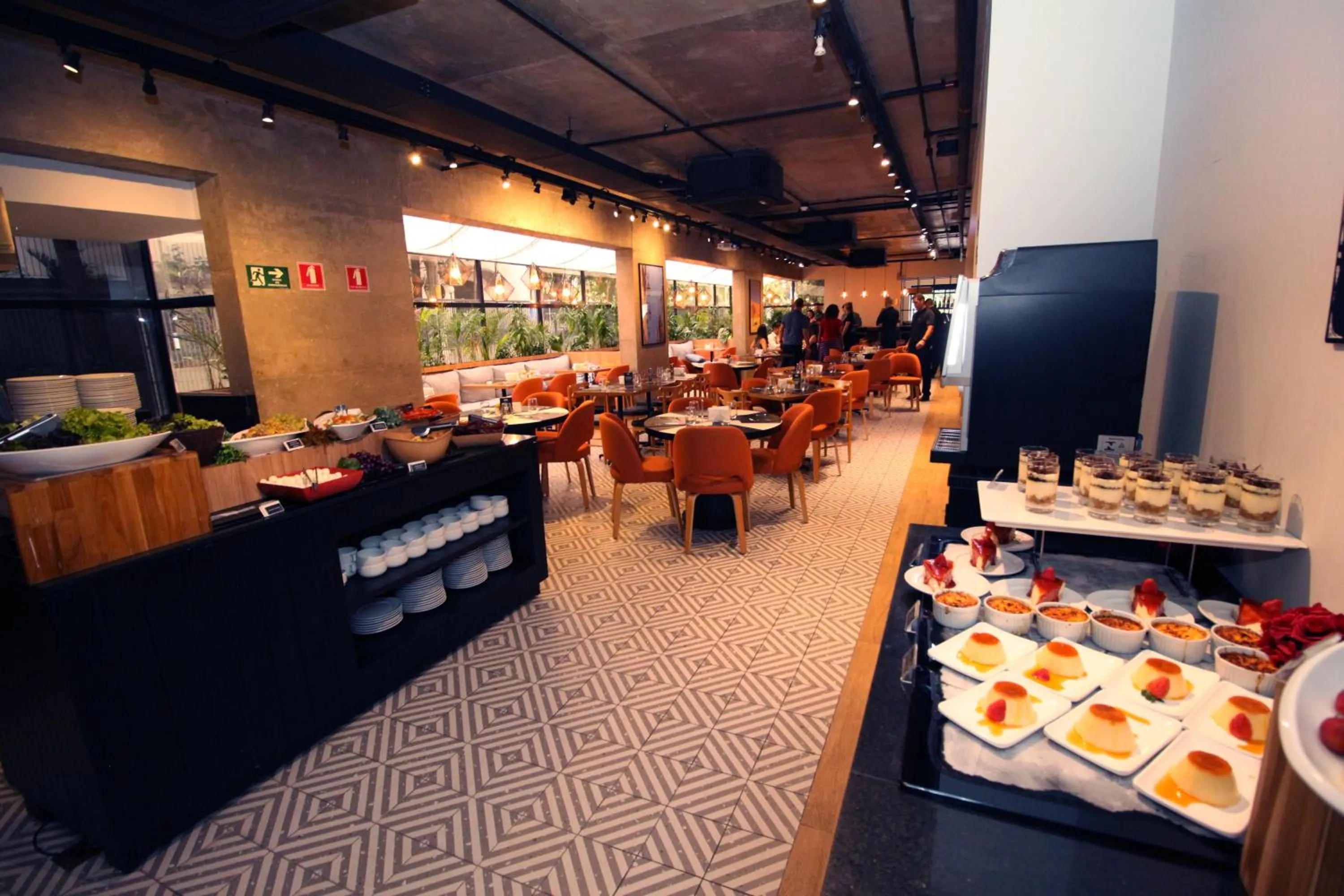 Restaurant/places to eat in Três de Julho Flats - Jardins