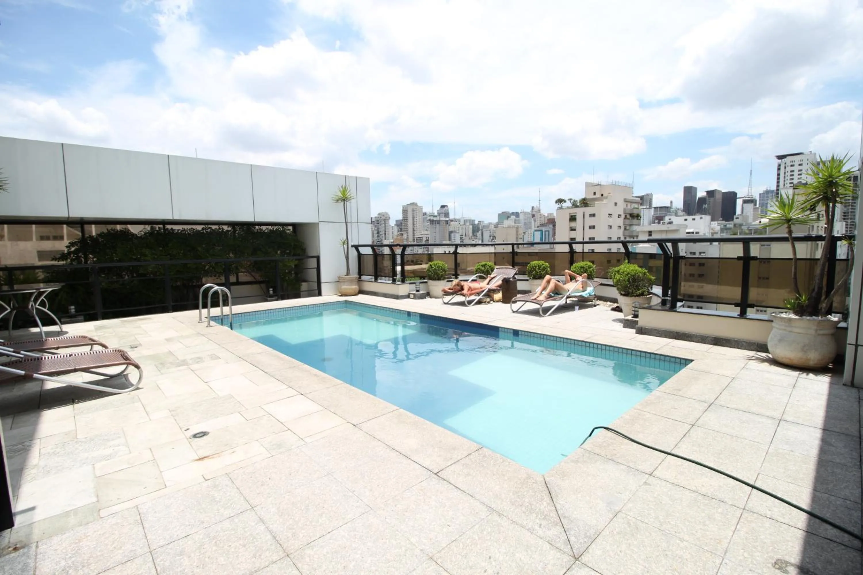 Pool view in Três de Julho Flats - Jardins