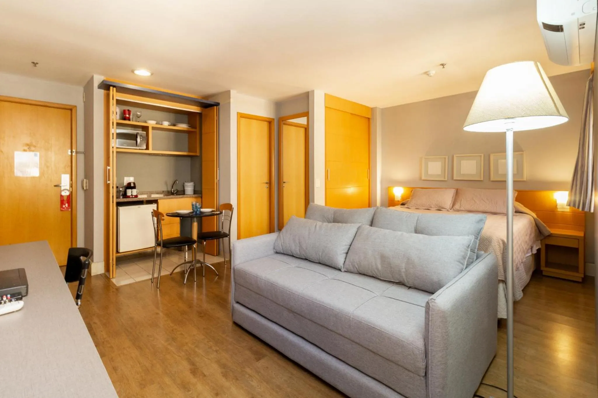Photo of the whole room in Três de Julho Flats - Jardins