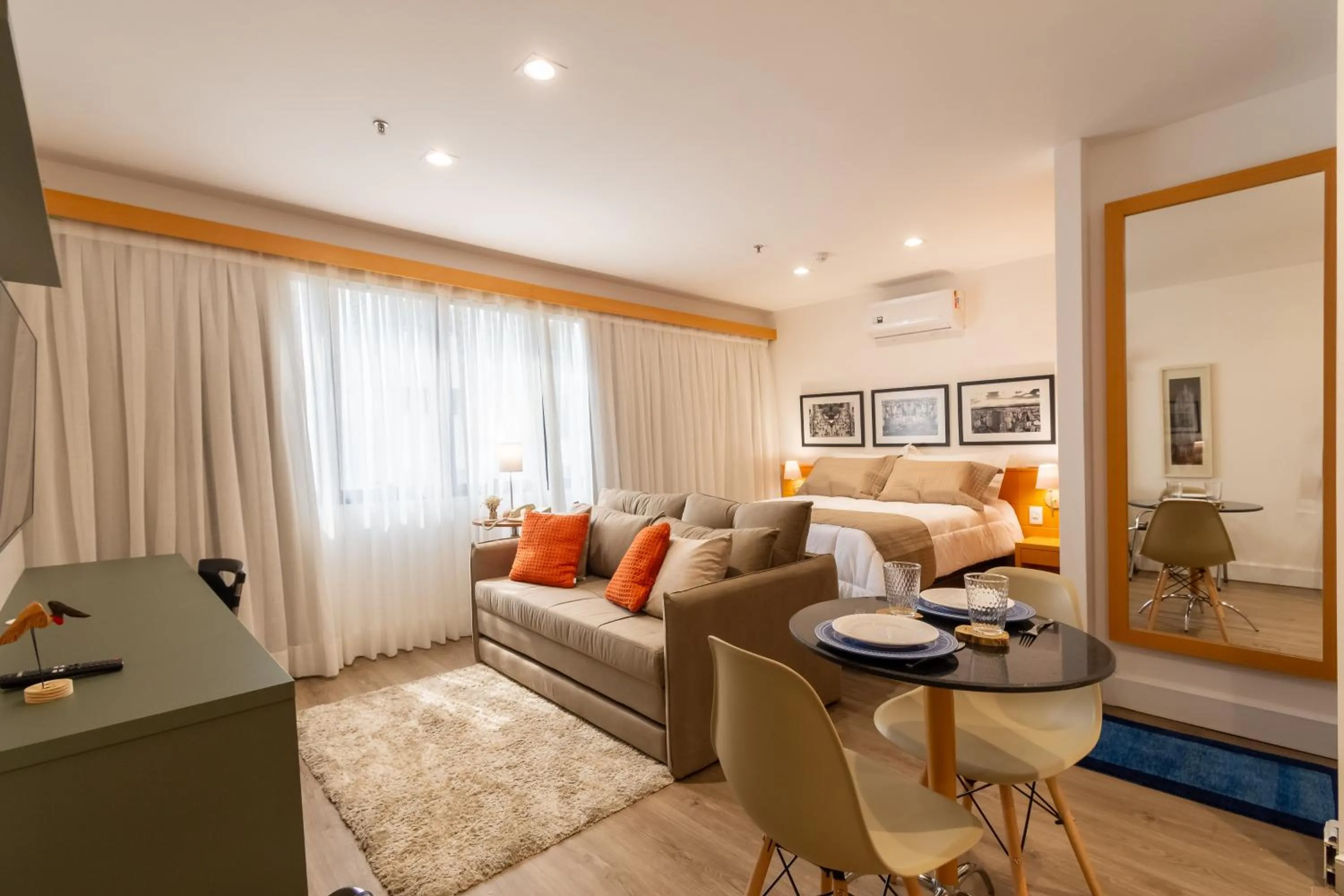 Photo of the whole room in Três de Julho Flats - Jardins