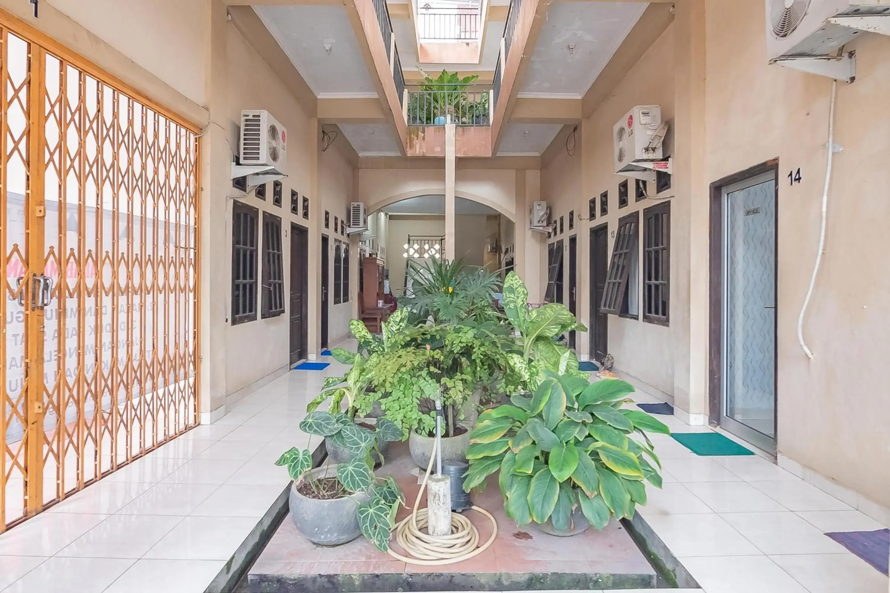 Facade/entrance in RedDoorz Syariah near Terminal Batu Ampar 2 Facade/entrance in RedDoorz Syariah near Terminal Batu Ampar 2