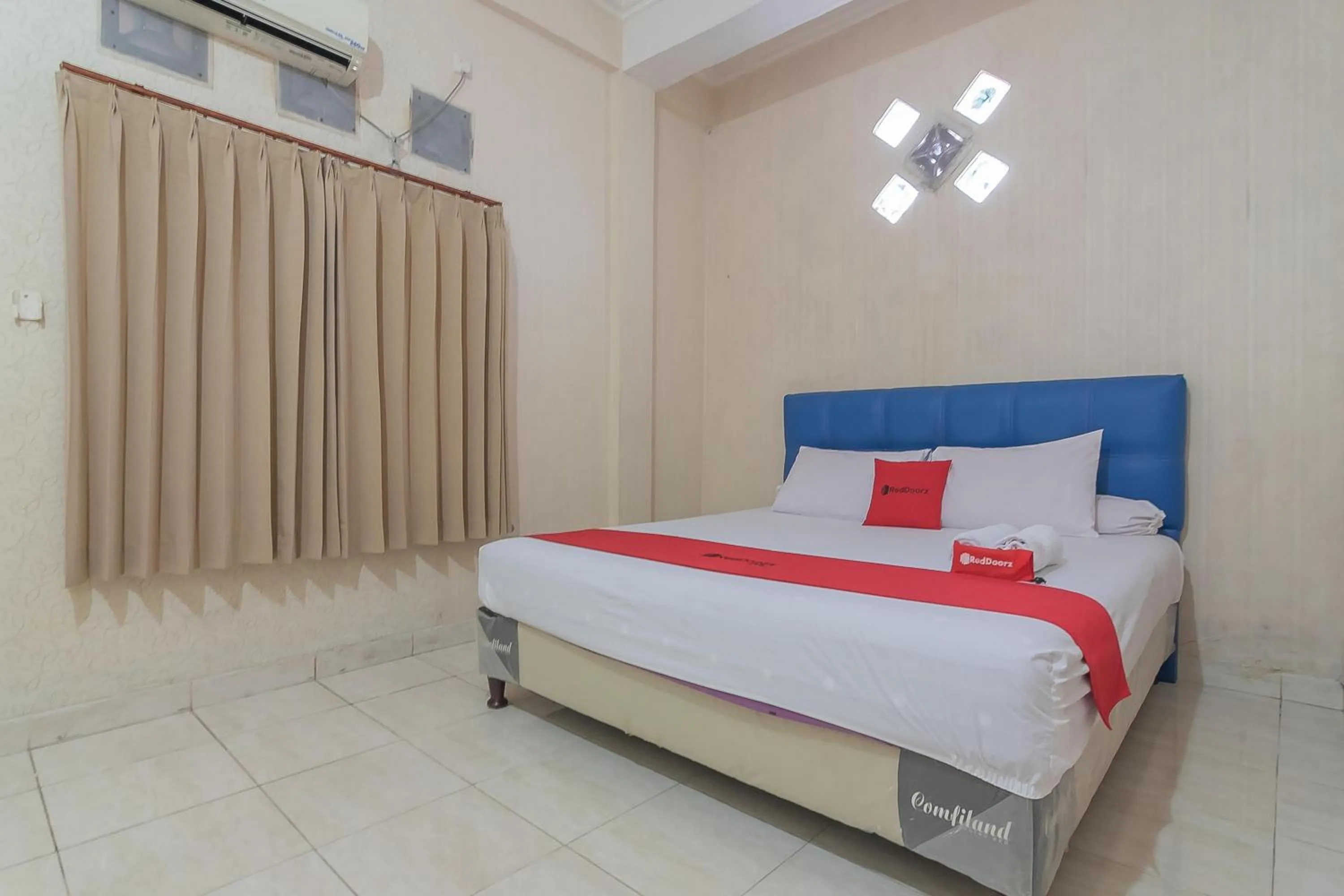 Bed in RedDoorz Syariah near Terminal Batu Ampar 2