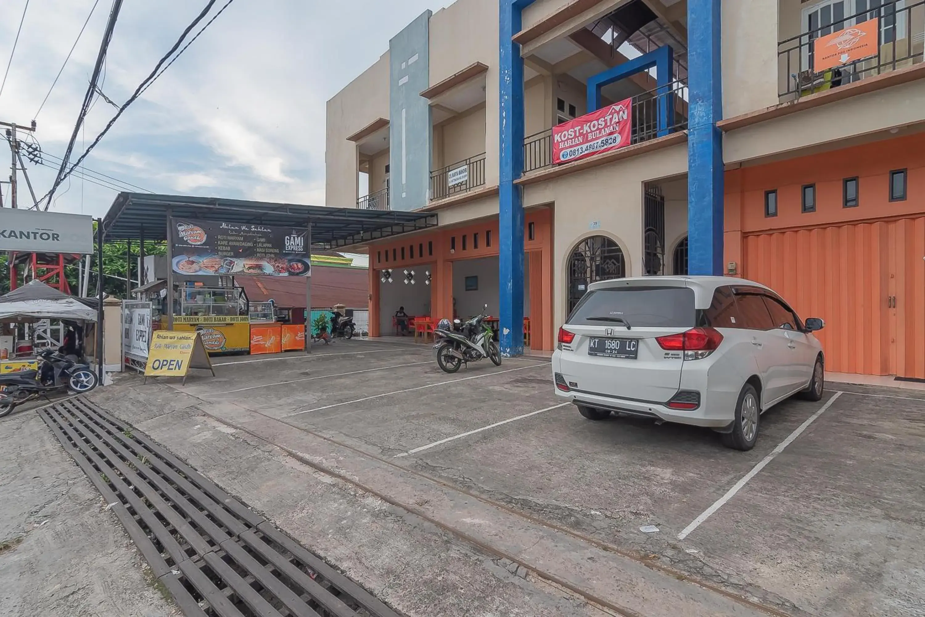 Facade/entrance in RedDoorz Syariah near Terminal Batu Ampar 2 Facade/entrance in RedDoorz Syariah near Terminal Batu Ampar 2