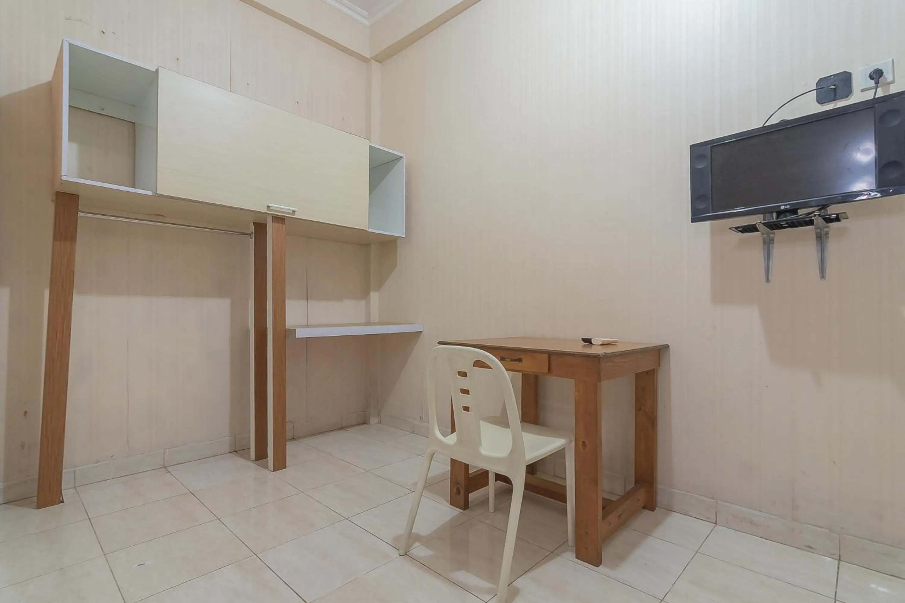 TV and multimedia in RedDoorz Syariah near Terminal Batu Ampar 2