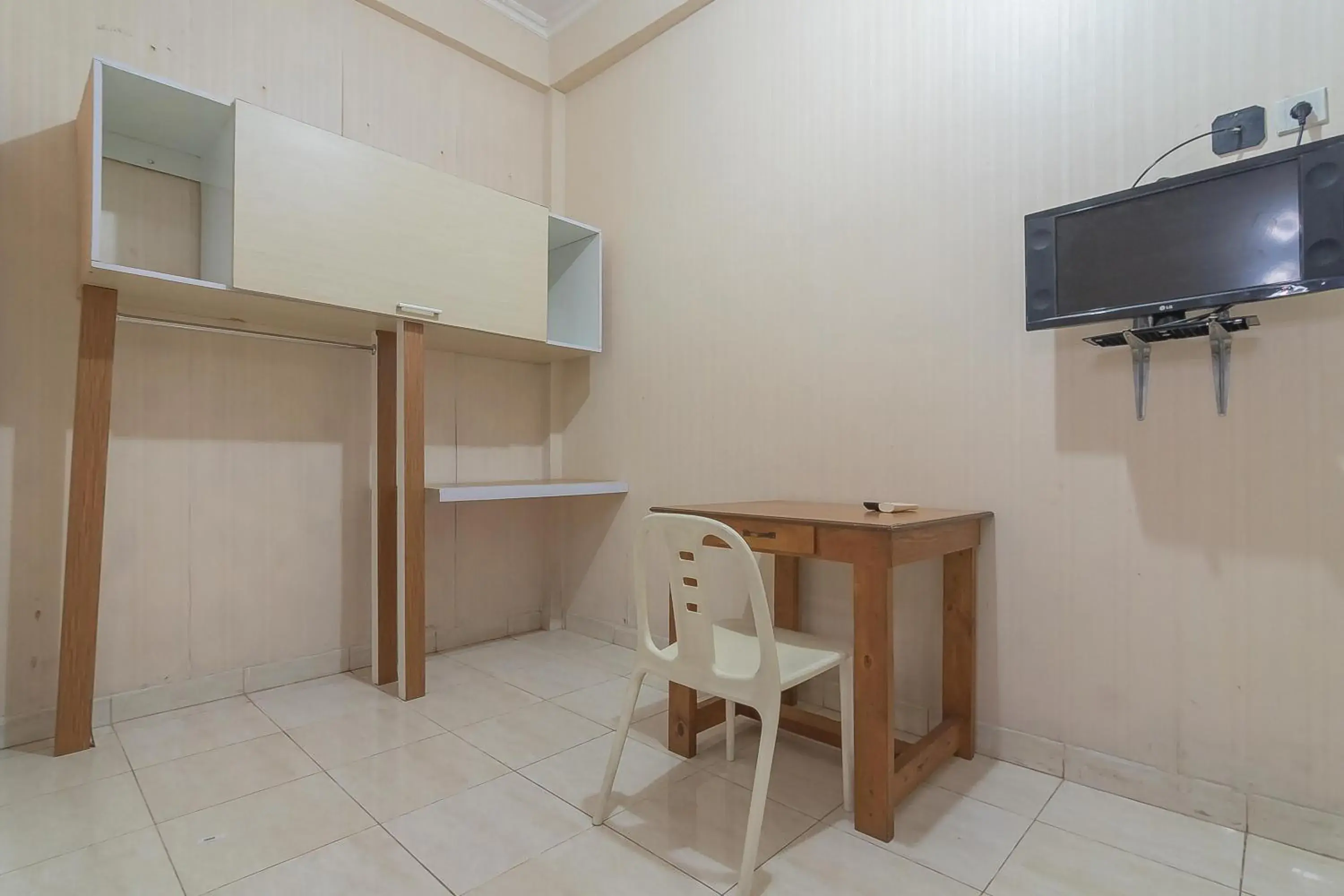 TV and multimedia in RedDoorz Syariah near Terminal Batu Ampar 2 TV and multimedia in RedDoorz Syariah near Terminal Batu Ampar 2