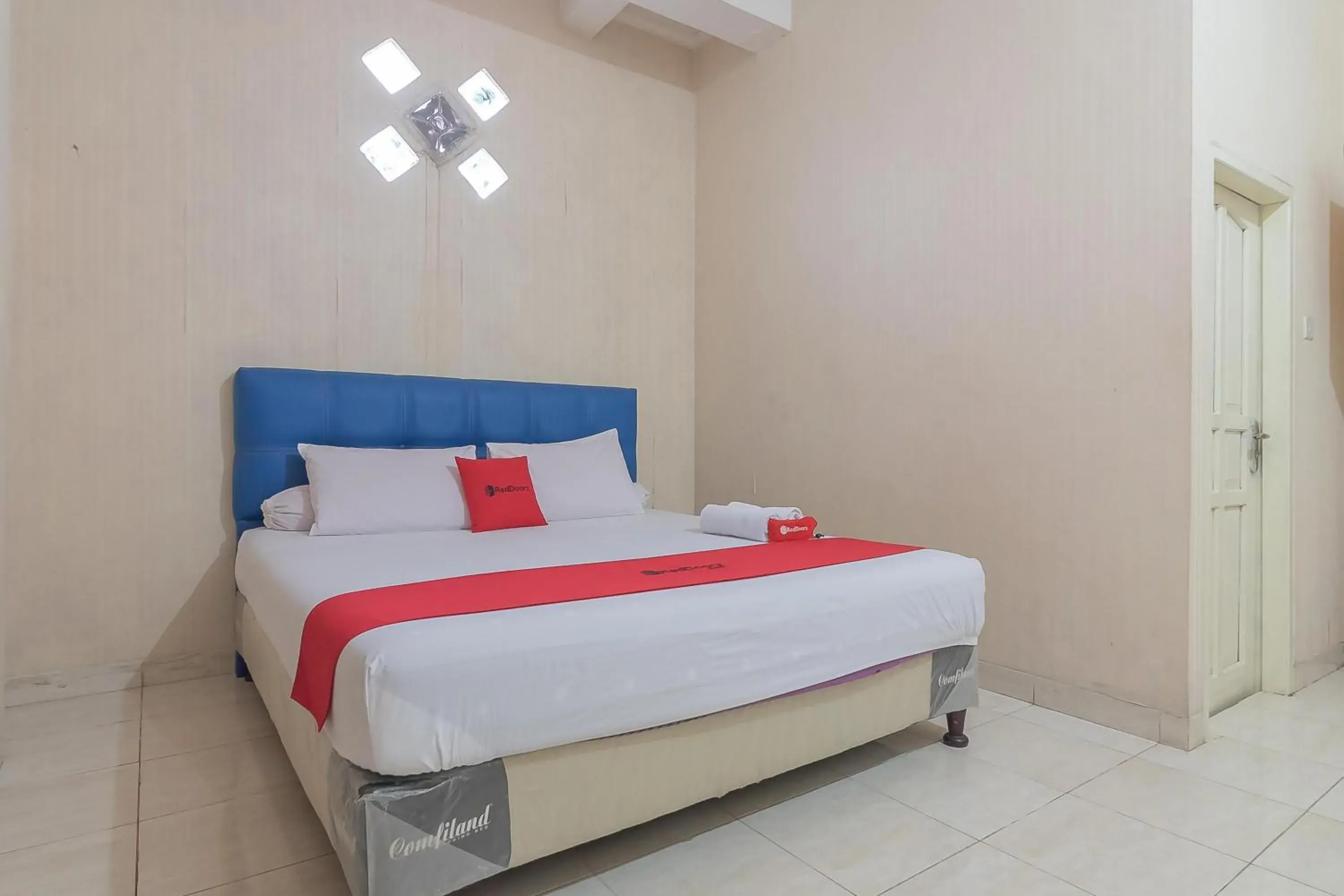 Bed in RedDoorz Syariah near Terminal Batu Ampar 2 Bed in RedDoorz Syariah near Terminal Batu Ampar 2