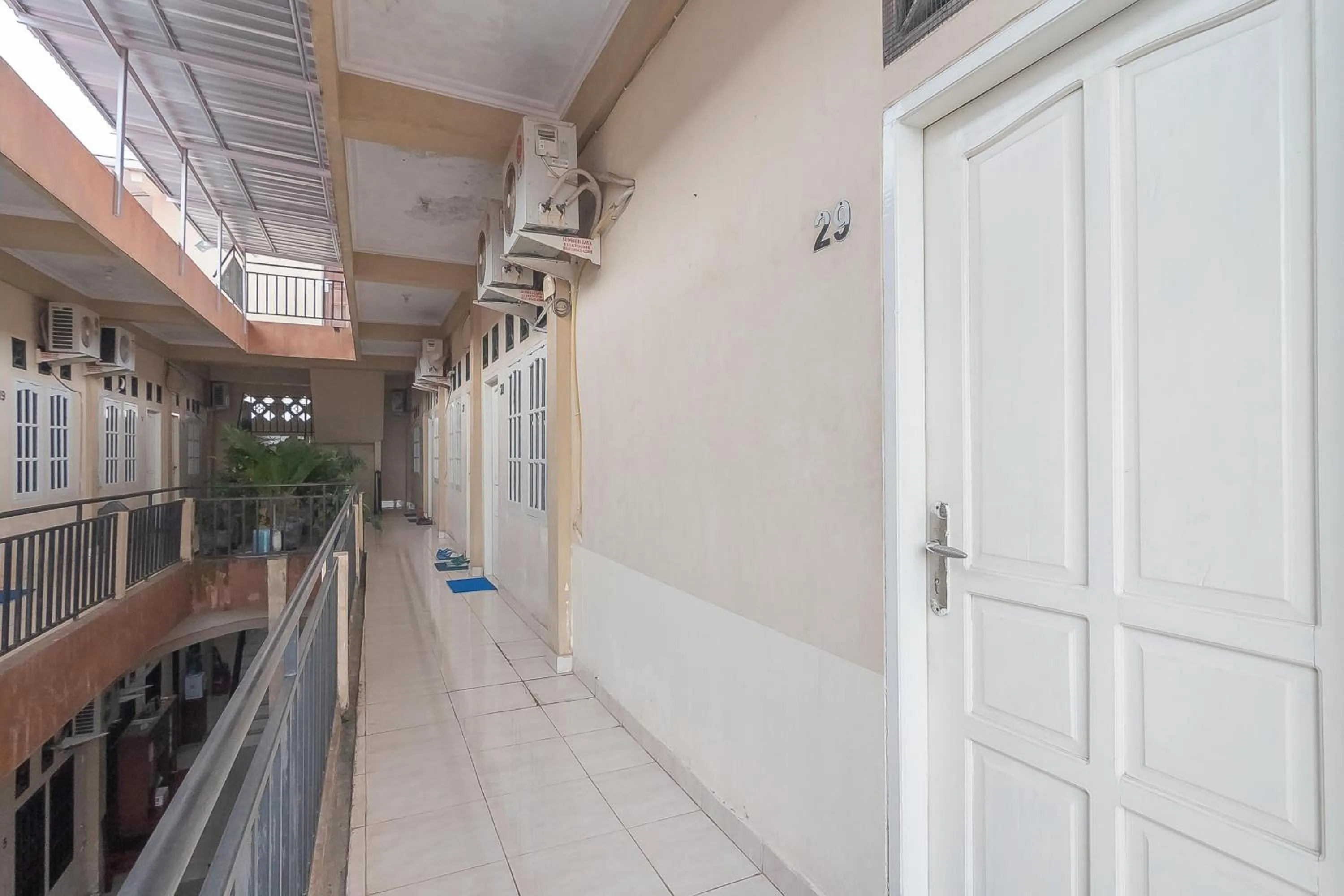 Balcony/Terrace in RedDoorz Syariah near Terminal Batu Ampar 2