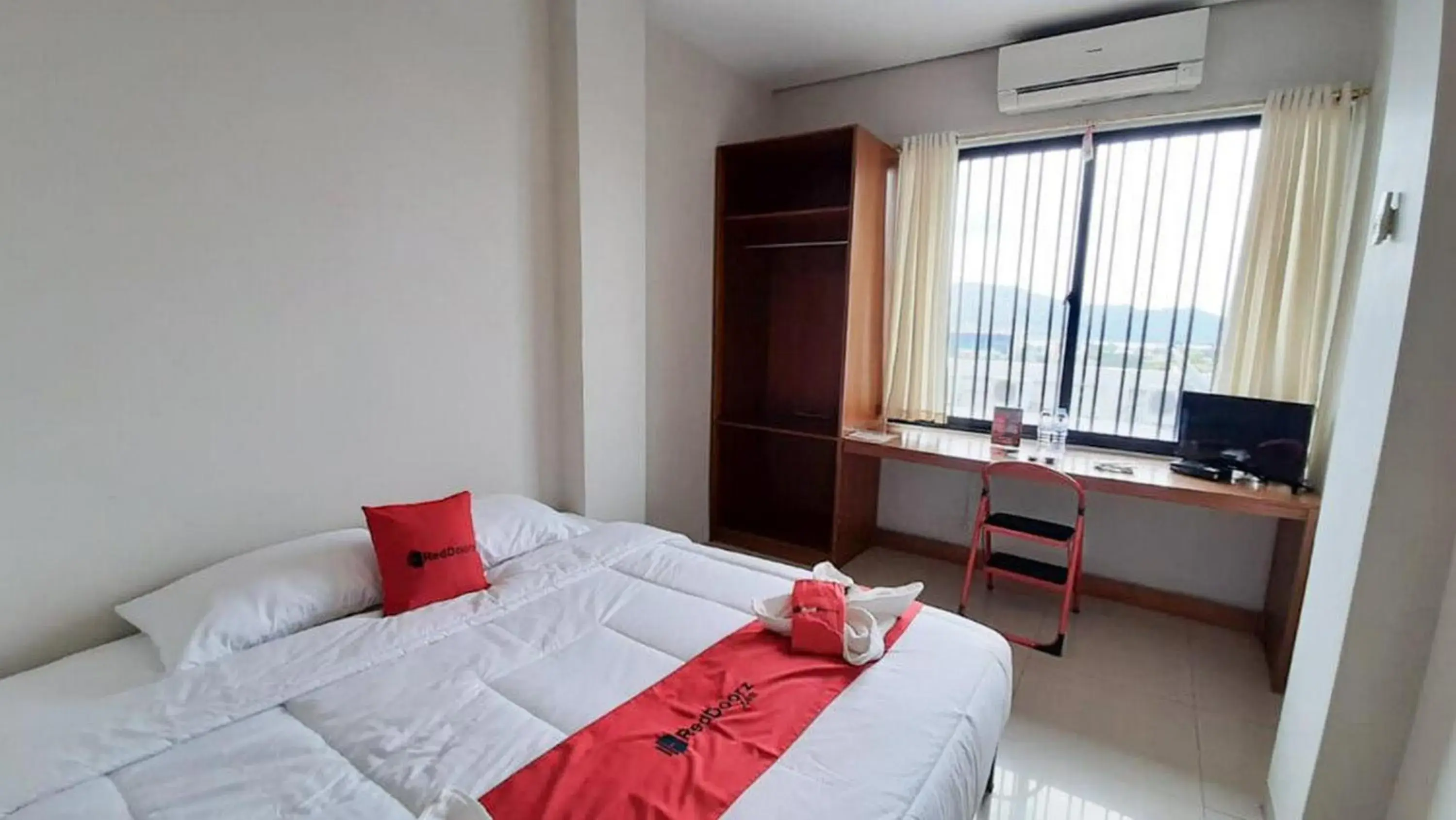 Double Room in RedDoorz Plus @ Bitung City Center Double Room in RedDoorz Plus @ Bitung City Center