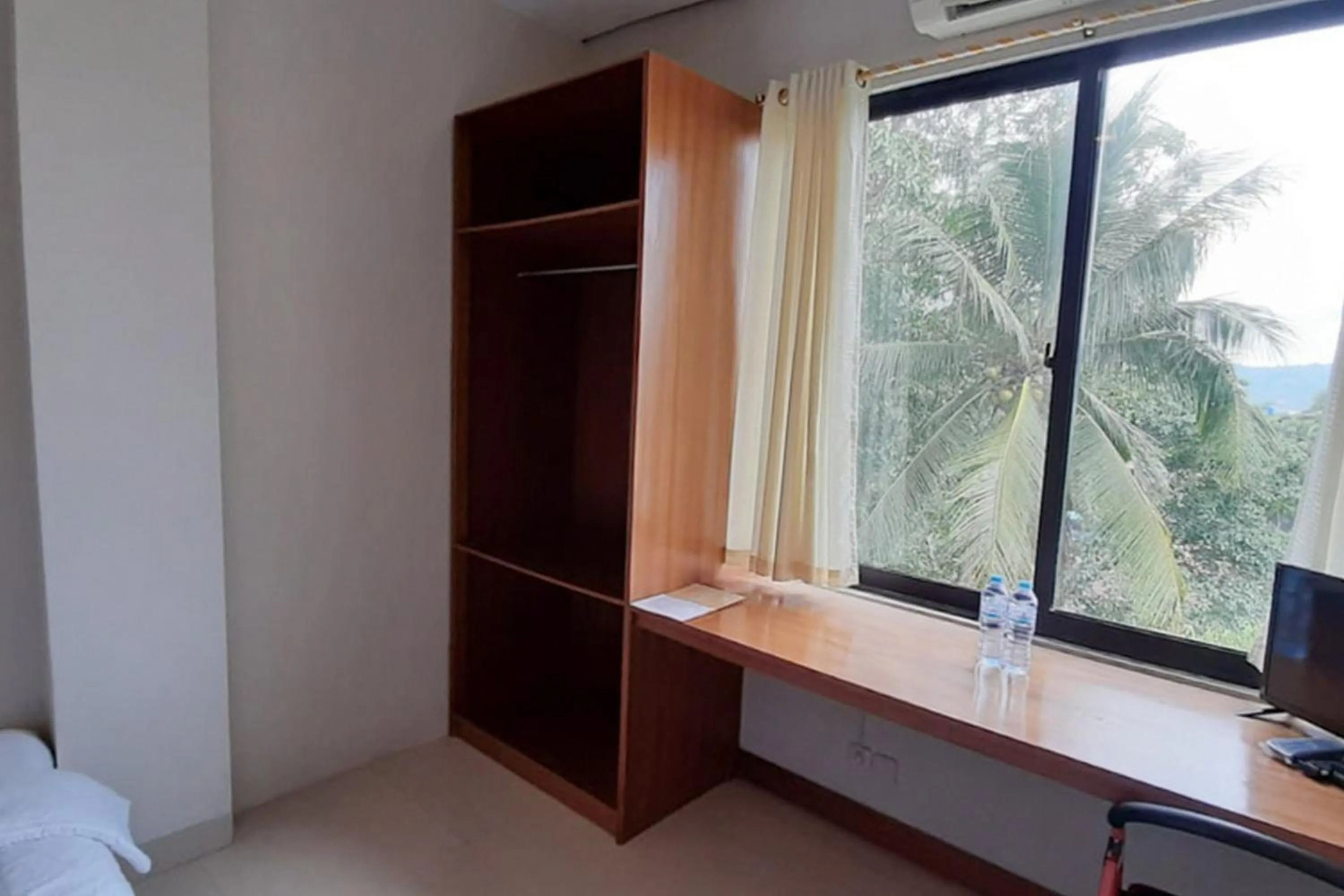 RedDoorz Plus @ Bitung City Center