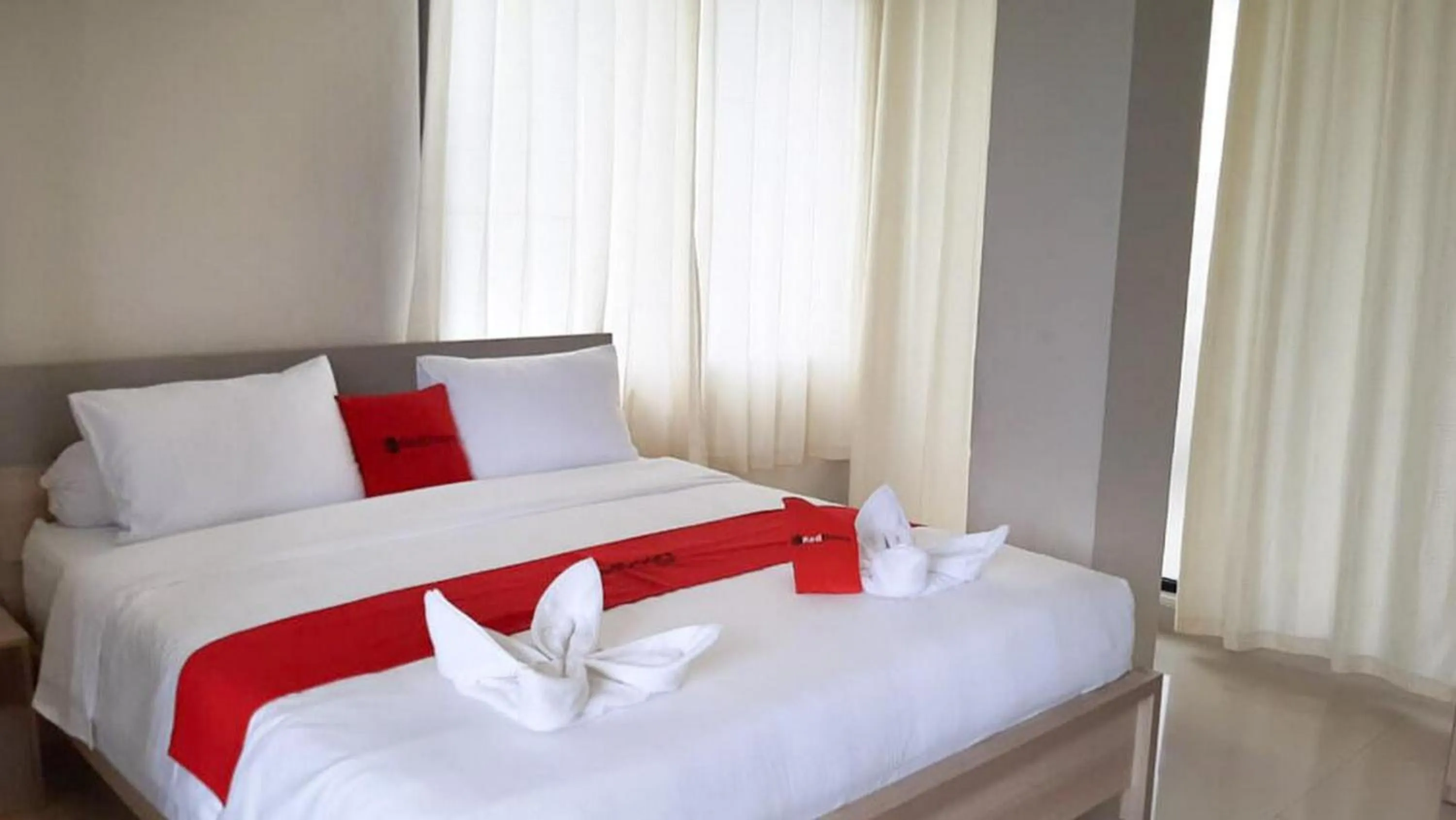 Bedroom, Bed in RedDoorz Plus @ Bitung City Center