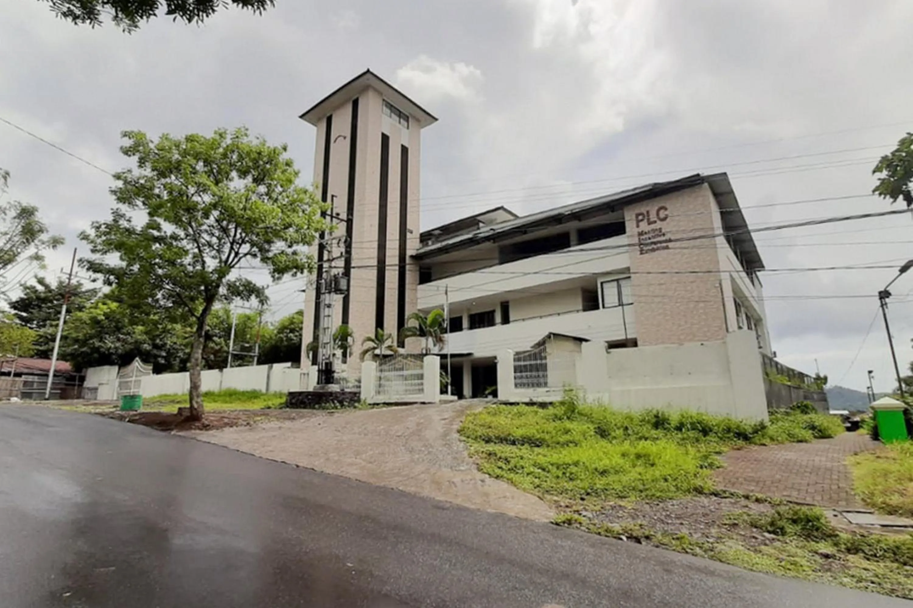 Facade/entrance in RedDoorz Plus @ Bitung City Center