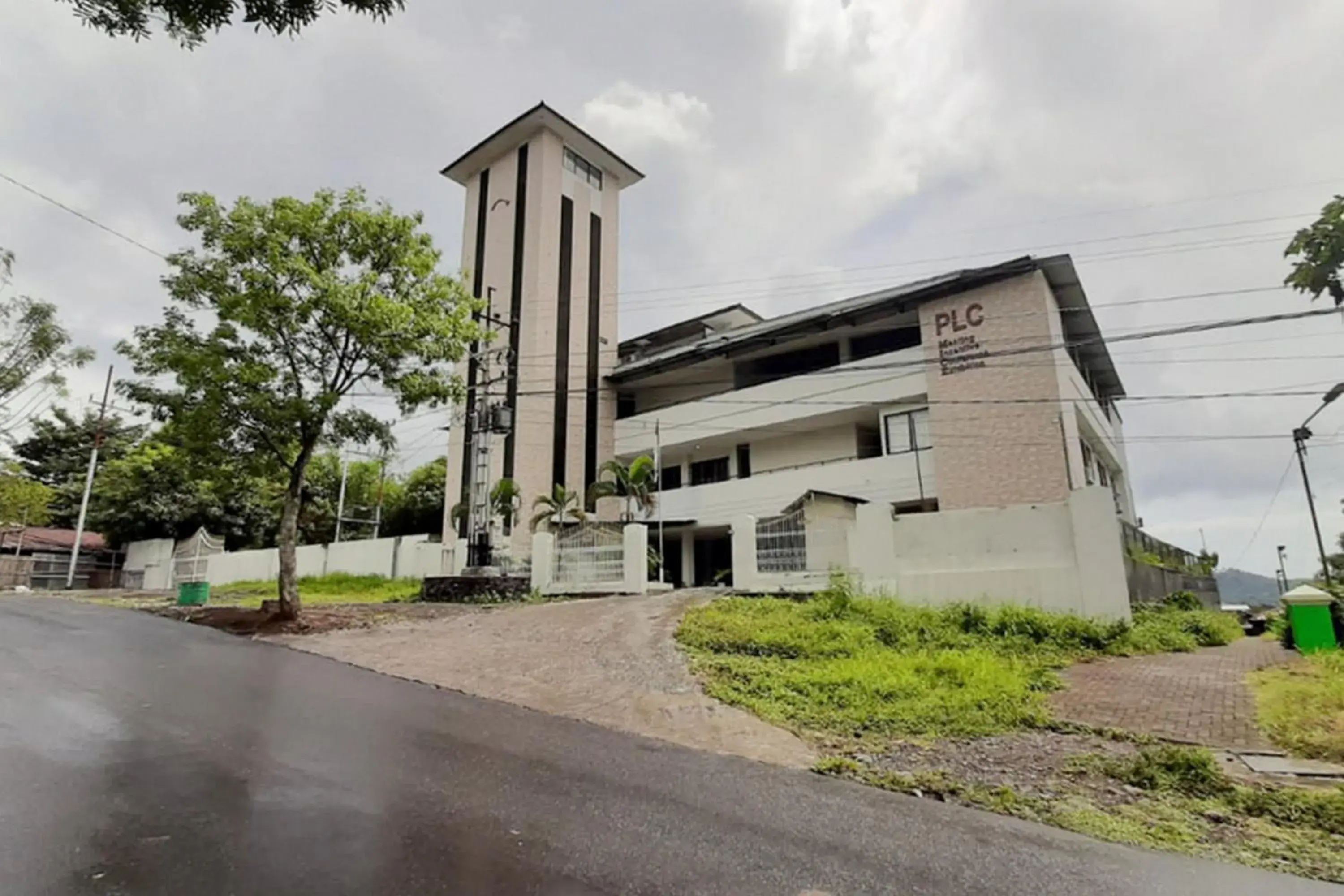 Facade/entrance in RedDoorz Plus @ Bitung City Center Facade/entrance in RedDoorz Plus @ Bitung City Center