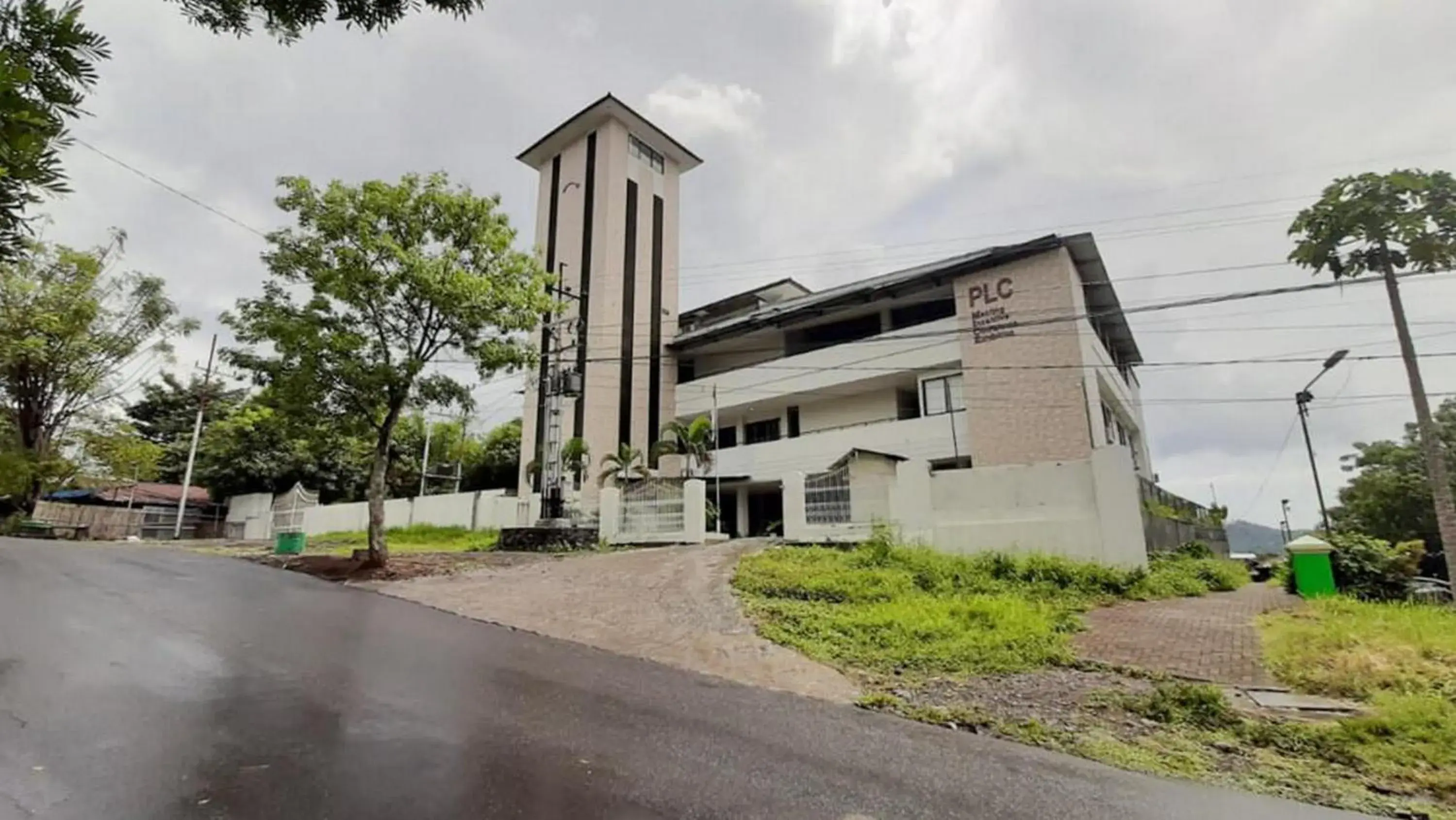 Facade/entrance in RedDoorz Plus @ Bitung City Center Facade/entrance in RedDoorz Plus @ Bitung City Center