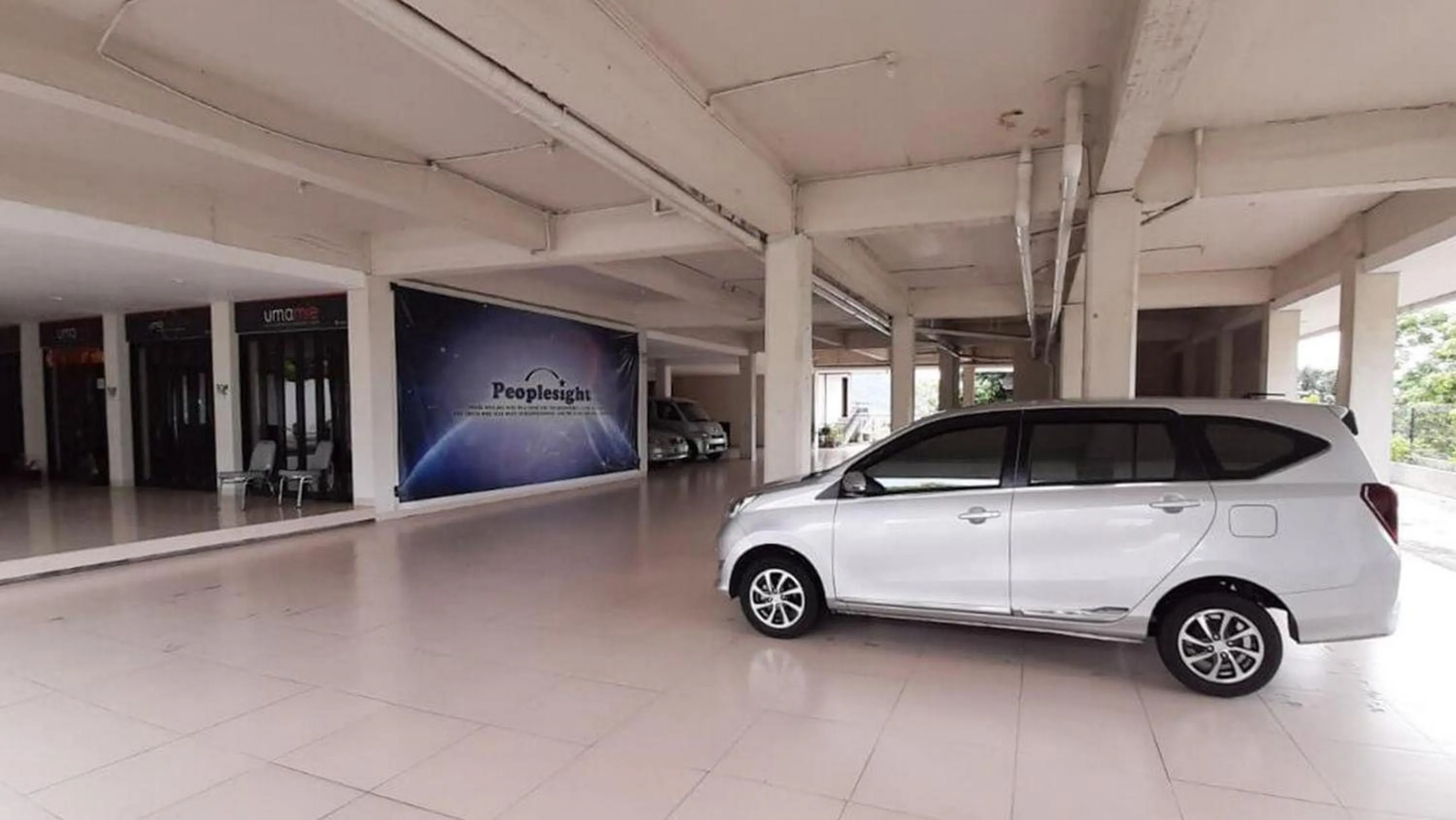 Parking in RedDoorz Plus @ Bitung City Center